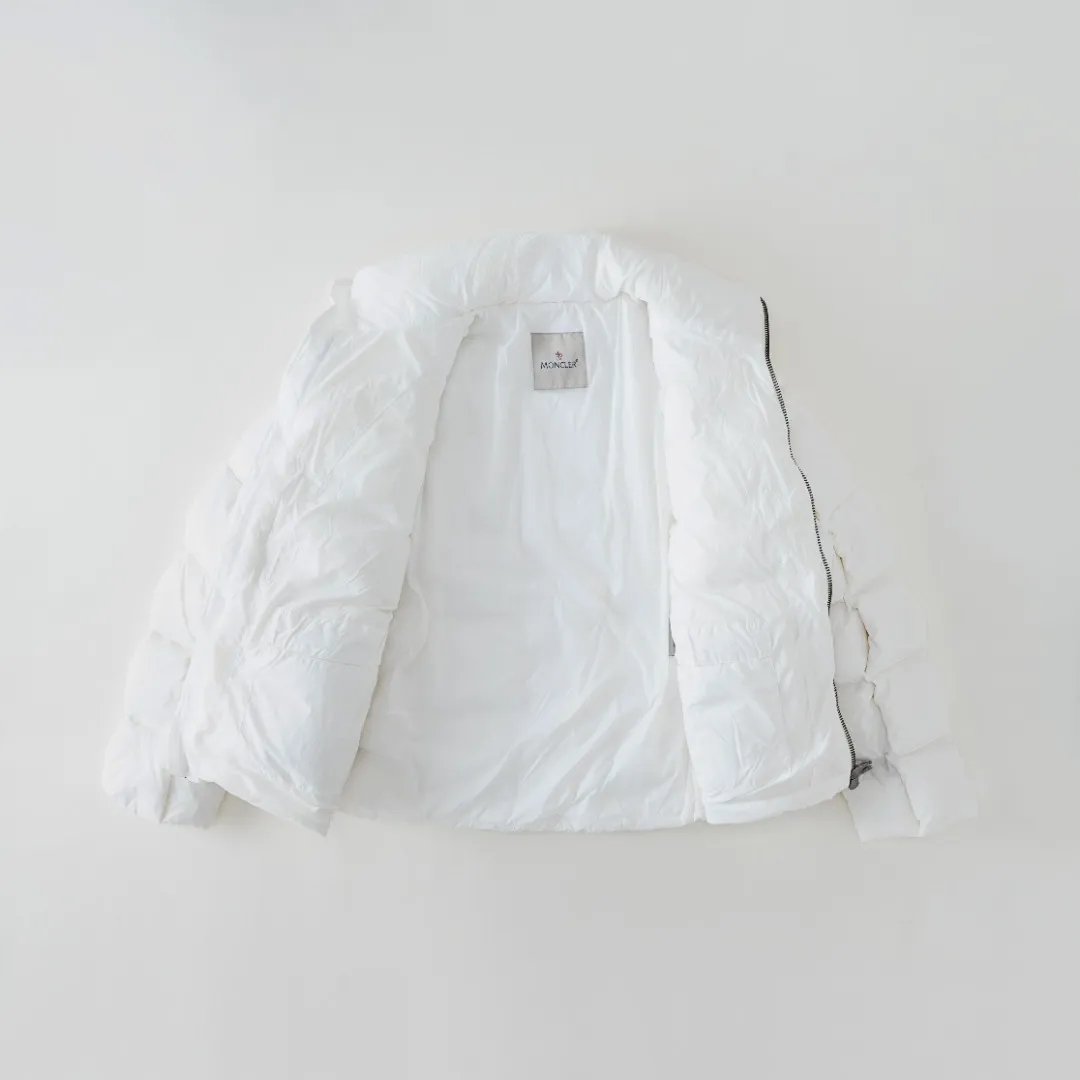 MONCLER The embroidery is made by Japanese Tajima machine. NFC chip: Both the wool embroidery label on the sleeves and the inner wash label can verify the NFC chip. Fabric: Light waterproof and breathable nylon cloth. Filling: 90% white duck down. Made of the best cloud velvet. Very high fluffiness. Very warm. Zipper: electroplated engraved logo zipper consistent with the original version. Embroidery: made by Japanese Tajima embroidery machine. Accessories: main label, wash label, hang tag. All packaging is original and consistent.