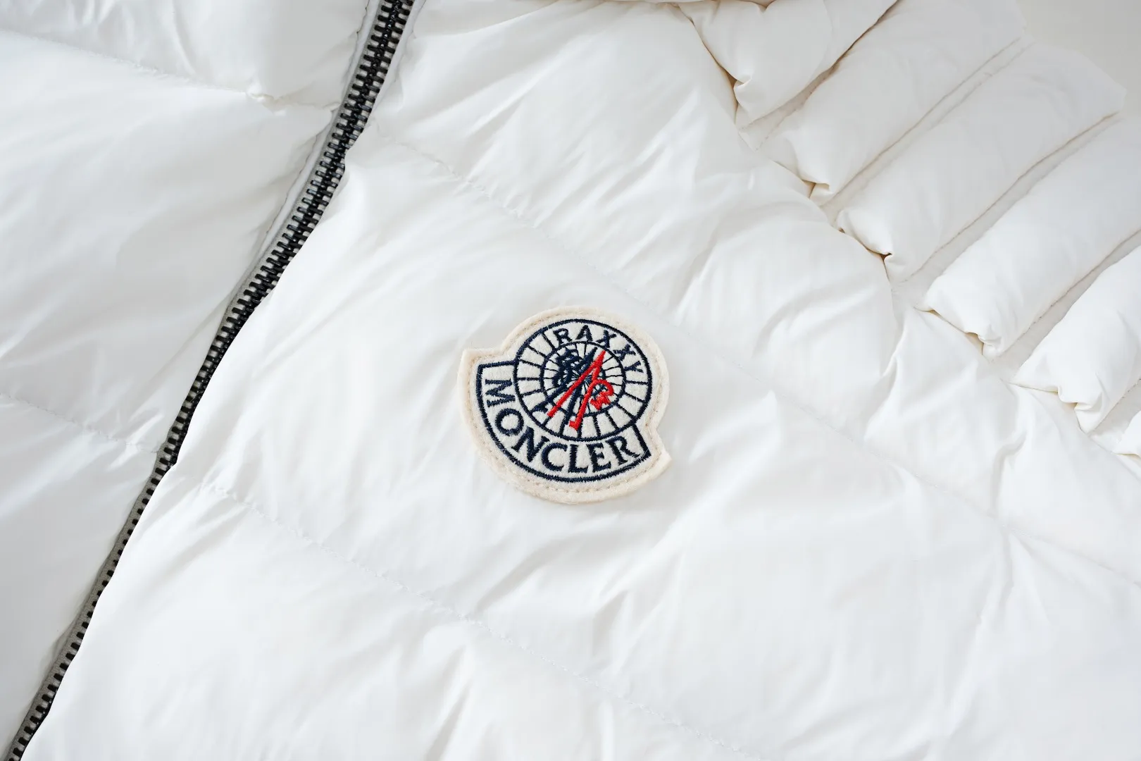 MONCLER The embroidery is made by Japanese Tajima machine. NFC chip: Both the wool embroidery label on the sleeves and the inner wash label can verify the NFC chip. Fabric: Light waterproof and breathable nylon cloth. Filling: 90% white duck down. Made of the best cloud velvet. Very high fluffiness. Very warm. Zipper: electroplated engraved logo zipper consistent with the original version. Embroidery: made by Japanese Tajima embroidery machine. Accessories: main label, wash label, hang tag. All packaging is original and consistent.