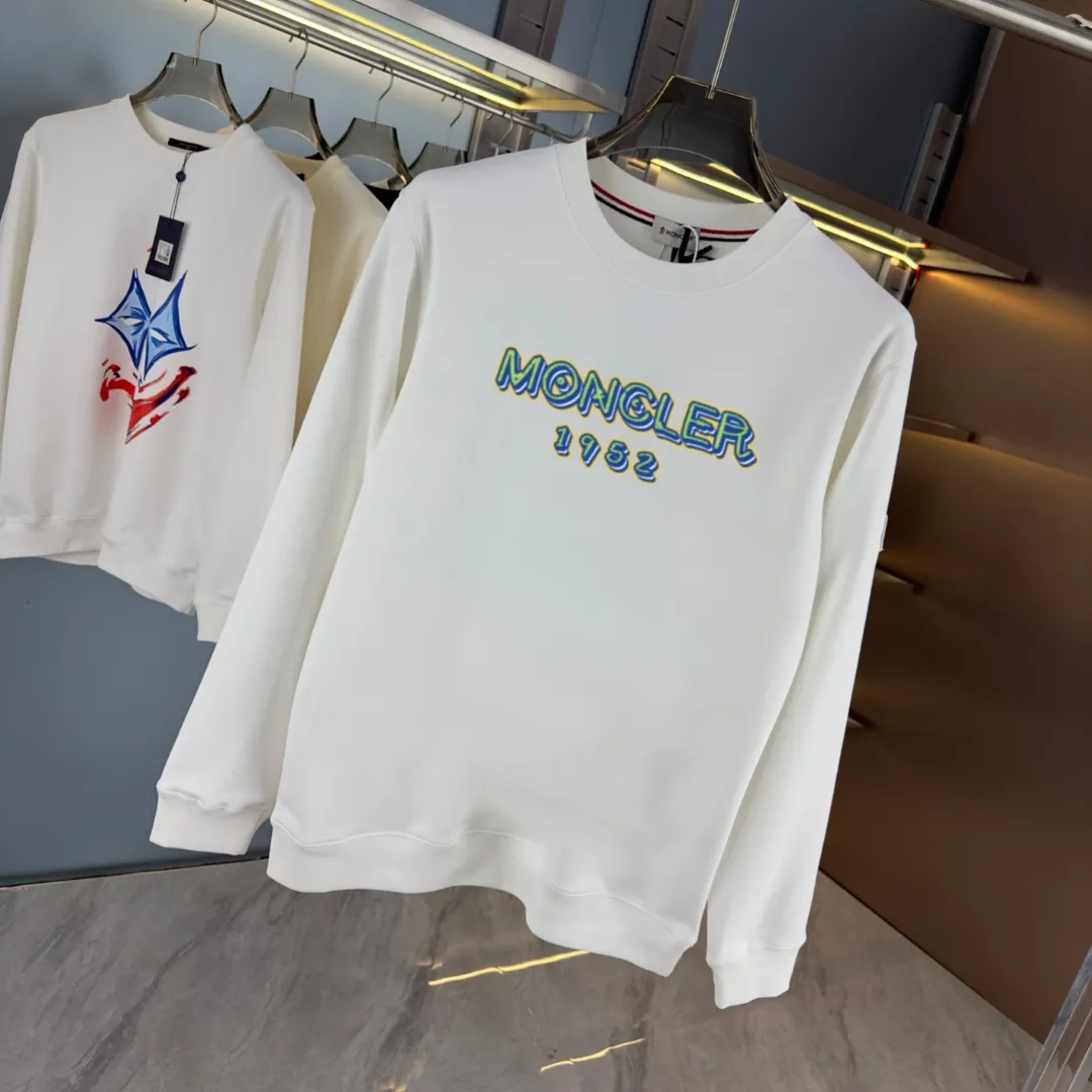 P210 High-version sweatshirt) [Long-term stock] 〖𝐌𝐎𝐍𝐂𝐋𝐄𝐑~Mask〗 Made of 440g heavy-weight fabric. It is different from the market currency. It can be matched with any variety and is properly handsome. 😎The whole dress is made of double waistcoats. The double waistcoats make the whole dress more three-dimensional. Not ordinary factories can do such fine work. 2025 Spring runway version of the T stage, on sale at the counter, round neck terry sweatshirt, high-end double-strand pure cotton, custom-made stretch ribs, dyed in the same vat, complete with three standards, matched with exquisite embroidered LOGO on the chest, simple and advanced, same style for men and women. Color: black, apricot, white, size: S M L XL 2XL