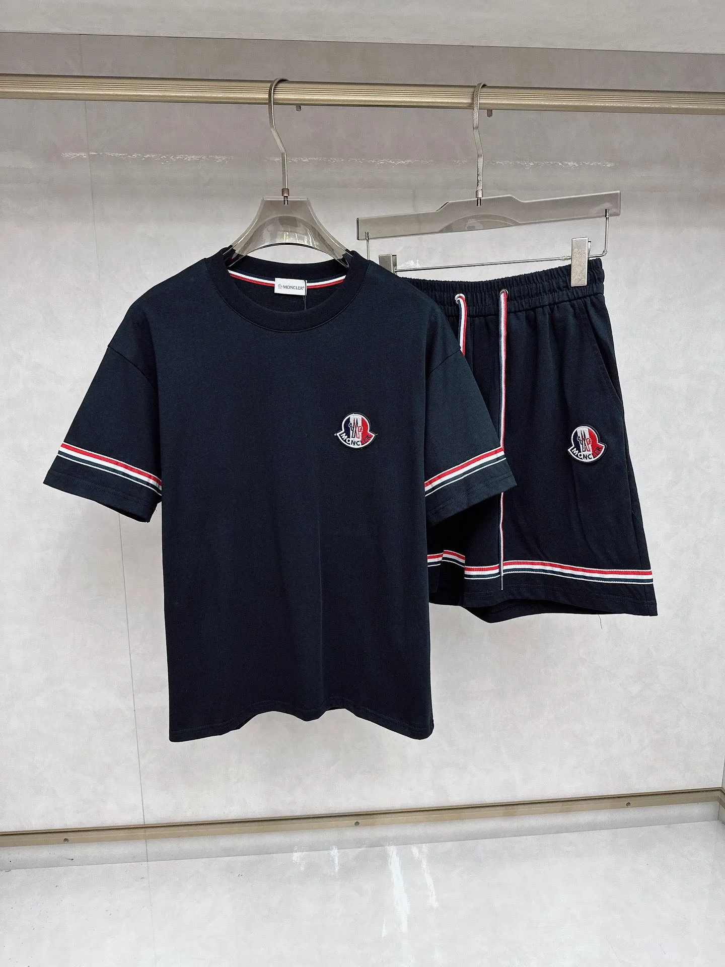 P560 Brand [MONCLER Mouth Covered] 2025 round neck short-sleeved shorts suit. The pure cotton fabric upper body will not be stuffy, the smooth and comfortable skin-friendly effect is more breathable, the fabric has its own texture, classic logo technology, a new interpretation from a unique angle, the first choice for fashion and versatility! Size: M-3XL (maximum wear: 190 pounds)