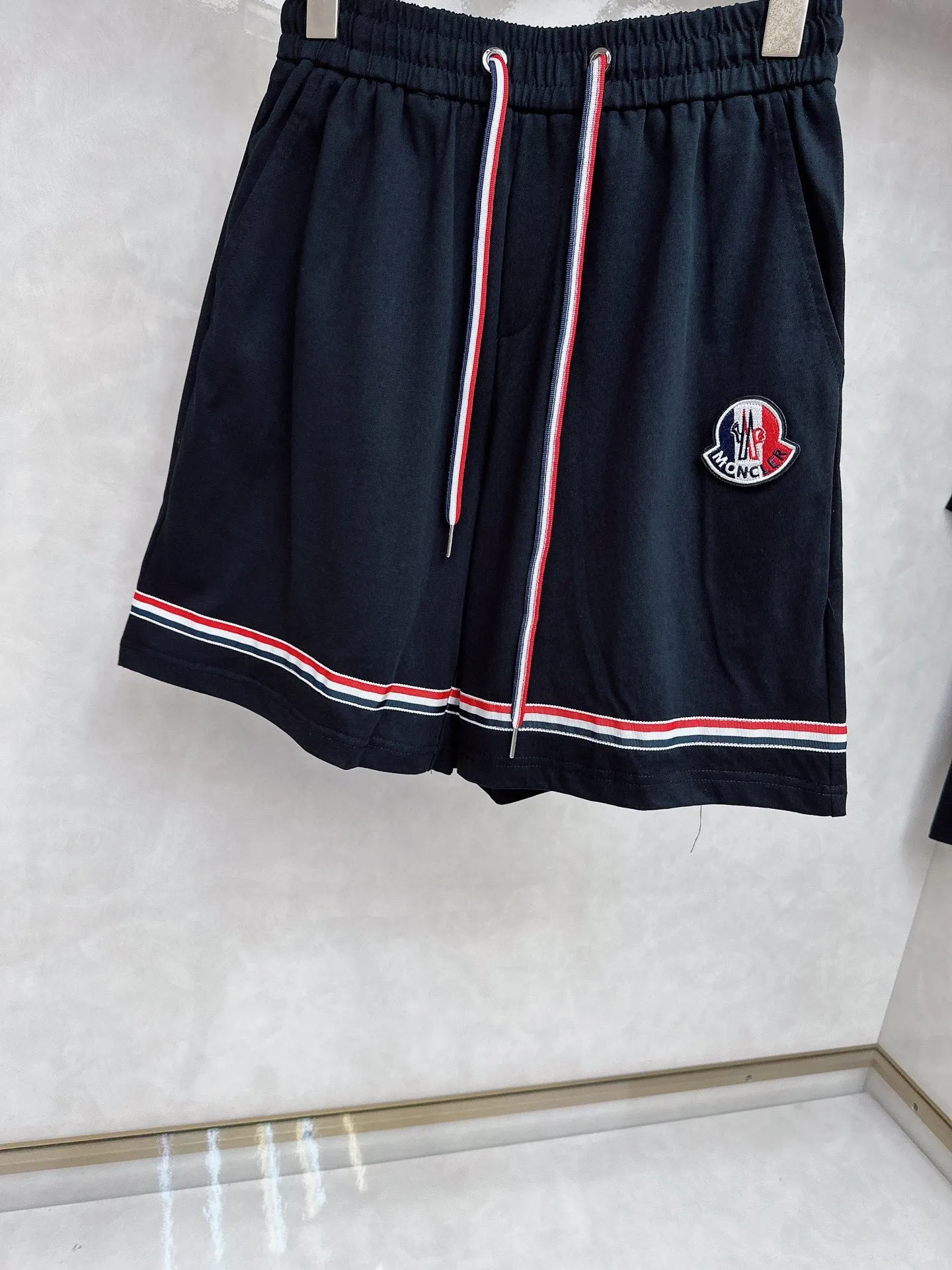 P560 Brand [MONCLER Mouth Covered] 2025 round neck short-sleeved shorts suit. The pure cotton fabric upper body will not be stuffy, the smooth and comfortable skin-friendly effect is more breathable, the fabric has its own texture, classic logo technology, a new interpretation from a unique angle, the first choice for fashion and versatility! Size: M-3XL (maximum wear: 190 pounds)