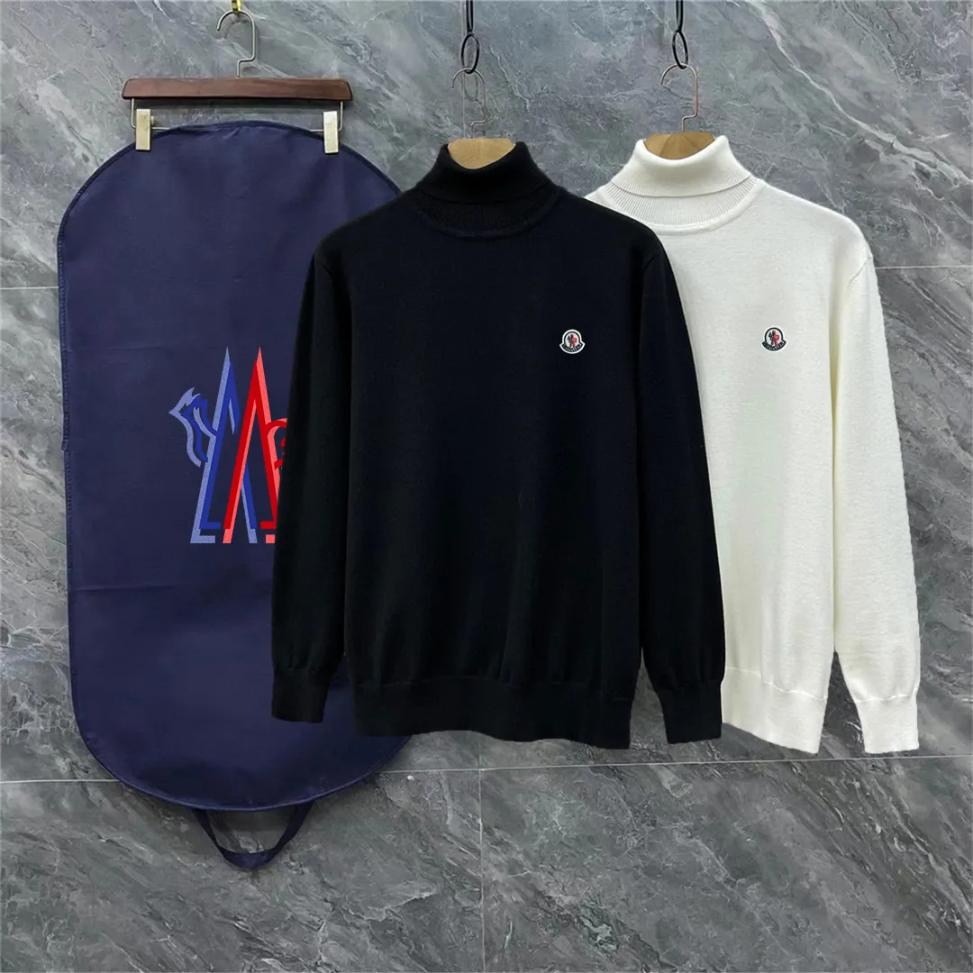P220 Moncler, complete with 3 marks for the mouth, logo embroidered turtleneck sweater, fine wool blended sweater, high-end custom-made series for men and women, belongs to the brand's high-end main line, patented top-grade yarn blending, uses innovation to interpret conventional styles, and the fabric configuration is subversive. The details are remarkable. The most anticipated sweater in the winter of 23, full of high-end sense. Outflowed from the brand's designated Zhejiang processing factory, very cost-effective, and the quality of Meri wool yarn is excellent. It feels super soft, delicate, soft, non-pilling and does not deform. It is available at all major counters at the same time. It is a must-have product every year. The product seems simple, the process is extremely complicated, and the upper body is not picky. The upper body is extremely skin-friendly and comfortable. It can be worn close to the body with an outer jacket or as an outer layer. Color: Black White Size: M L XL 2XL 3XL