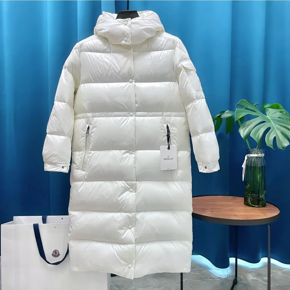 P900 Moncler ➡️Male Maire long down jacket for women, perfect for keeping out the cold! Yuhuang Winter Extra Long Hooded Down Jacket There are thousands of styles of down jackets. As the king at the pinnacle of the down industry, Yuhuang Family will be included in the key repurchase list every year!  Because no matter how cold the wind is and the cold is unbearable, Yuhuang will always accompany you to give you warmth and resist the cold wave!  Made of pure European standard 90% goose down + 10% feathers. Real European standard goose down🦢 When you get the clothes, you can feel the filling and fullness of the down jacket. It is really not on the same level as the market products... The down content is the highest level in the industry. The raw materials are well invested. The best neck down on the goose is selected. The down is light, thin, soft and warm. It is very healing, comfortable and breathable, and as warm as a lover’s hug!  The shiny fabric design is noble and elegant, highlighting the texture! If you touch it with your fingers, you will definitely be conquered by its invincible texture, which is fluffy but not bloated! Everything is Yuhuang’s craftsmanship. Highly praised. It’s extremely eye-catching!