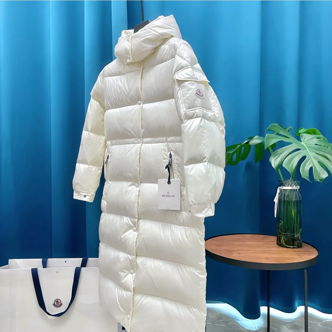 P900 Moncler ➡️Male Maire long down jacket for women, perfect for keeping out the cold! Yuhuang Winter Extra Long Hooded Down Jacket There are thousands of styles of down jackets. As the king at the pinnacle of the down industry, Yuhuang Family will be included in the key repurchase list every year!  Because no matter how cold the wind is and the cold is unbearable, Yuhuang will always accompany you to give you warmth and resist the cold wave!  Made of pure European standard 90% goose down + 10% feathers. Real European standard goose down🦢 When you get the clothes, you can feel the filling and fullness of the down jacket. It is really not on the same level as the market products... The down content is the highest level in the industry. The raw materials are well invested. The best neck down on the goose is selected. The down is light, thin, soft and warm. It is very healing, comfortable and breathable, and as warm as a lover’s hug!  The shiny fabric design is noble and elegant, highlighting the texture! If you touch it with your fingers, you will definitely be conquered by its invincible texture, which is fluffy but not bloated! Everything is Yuhuang’s craftsmanship. Highly praised. It’s extremely eye-catching!