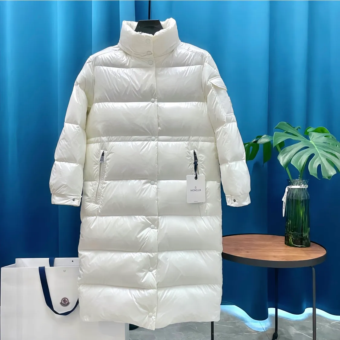 P900 Moncler ➡️Male Maire long down jacket for women, perfect for keeping out the cold! Yuhuang Winter Extra Long Hooded Down Jacket There are thousands of styles of down jackets. As the king at the pinnacle of the down industry, Yuhuang Family will be included in the key repurchase list every year!  Because no matter how cold the wind is and the cold is unbearable, Yuhuang will always accompany you to give you warmth and resist the cold wave!  Made of pure European standard 90% goose down + 10% feathers. Real European standard goose down🦢 When you get the clothes, you can feel the filling and fullness of the down jacket. It is really not on the same level as the market products... The down content is the highest level in the industry. The raw materials are well invested. The best neck down on the goose is selected. The down is light, thin, soft and warm. It is very healing, comfortable and breathable, and as warm as a lover’s hug!  The shiny fabric design is noble and elegant, highlighting the texture! If you touch it with your fingers, you will definitely be conquered by its invincible texture, which is fluffy but not bloated! Everything is Yuhuang’s craftsmanship. Highly praised. It’s extremely eye-catching!