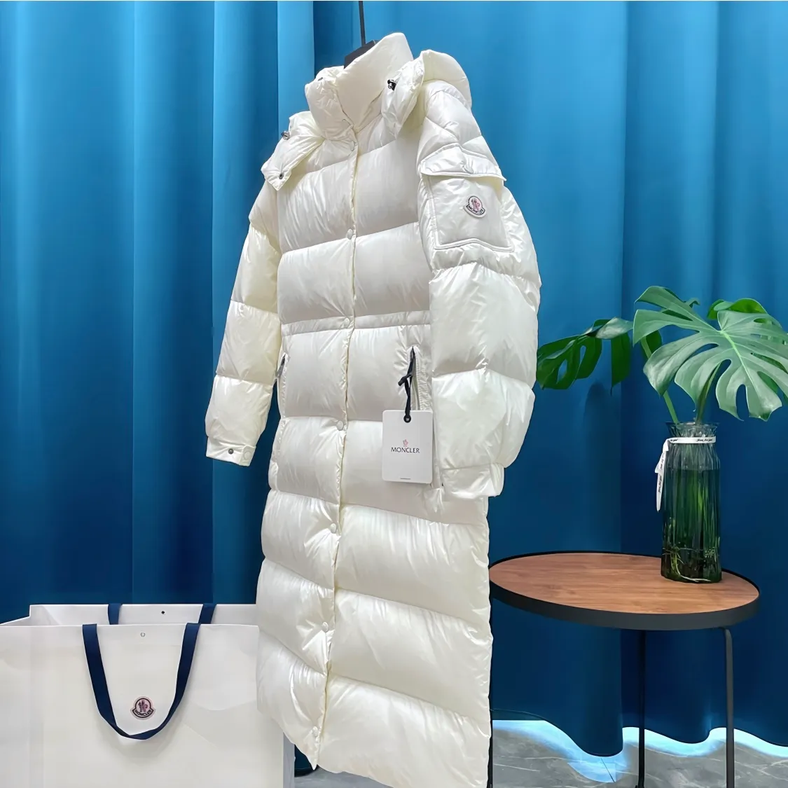 P900 Moncler ➡️Male Maire long down jacket for women, perfect for keeping out the cold! Yuhuang Winter Extra Long Hooded Down Jacket There are thousands of styles of down jackets. As the king at the pinnacle of the down industry, Yuhuang Family will be included in the key repurchase list every year!  Because no matter how cold the wind is and the cold is unbearable, Yuhuang will always accompany you to give you warmth and resist the cold wave!  Made of pure European standard 90% goose down + 10% feathers. Real European standard goose down🦢 When you get the clothes, you can feel the filling and fullness of the down jacket. It is really not on the same level as the market products... The down content is the highest level in the industry. The raw materials are well invested. The best neck down on the goose is selected. The down is light, thin, soft and warm. It is very healing, comfortable and breathable, and as warm as a lover’s hug!  The shiny fabric design is noble and elegant, highlighting the texture! If you touch it with your fingers, you will definitely be conquered by its invincible texture, which is fluffy but not bloated! Everything is Yuhuang’s craftsmanship. Highly praised. It’s extremely eye-catching!