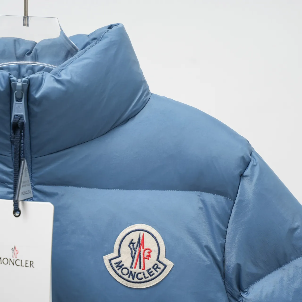 P640 MONCLER丨Muzzled chest big mark stand collar down jacket Color: sky blue Size: 1-6