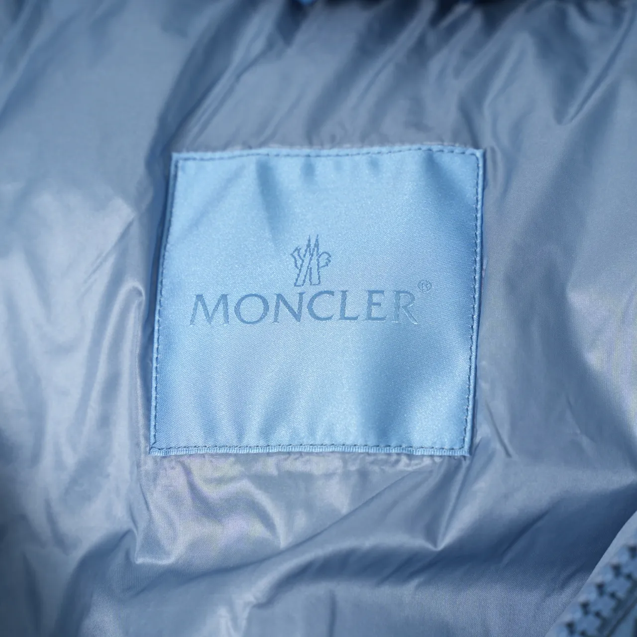 P640 MONCLER丨Muzzled chest big mark stand collar down jacket Color: sky blue Size: 1-6