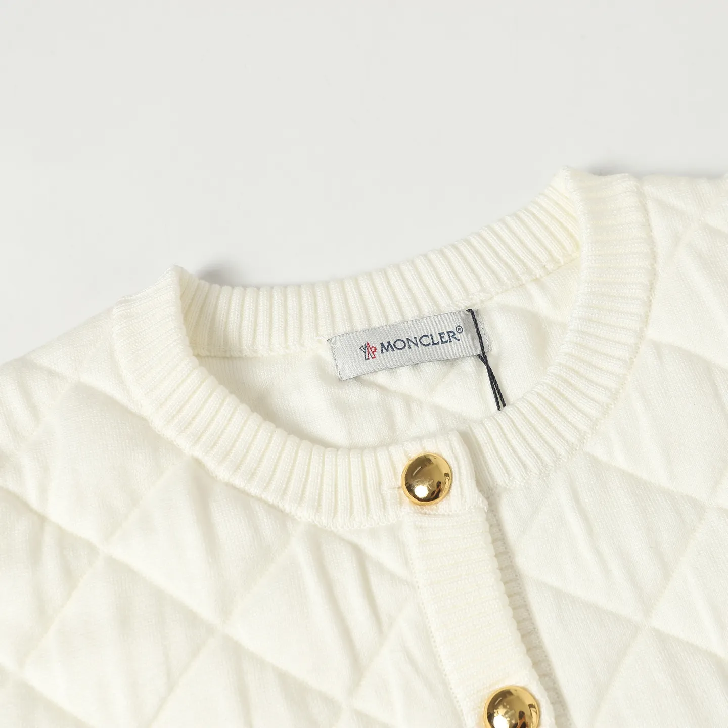 P440 Women's model] Moncler/Moncler's new knitted patchwork round-neck sweater with high-density LOGO embroidery on the chest and original customized tag accessories. Made of pure cotton yarn, pure cotton is skin-friendly, comfortable and of high quality. Follow the blogger to learn how to style! It is a series that is super hard to buy after it became popular. It is hard to find one piece. It is simple and practical to wear, with a lazy and loose feel. The thickened fabric has a more texture, soft and delicate feel, and a loose fit. Whether it is worn alone or layered, you can wear different styles of fashion with just one piece!  Size: S M L
