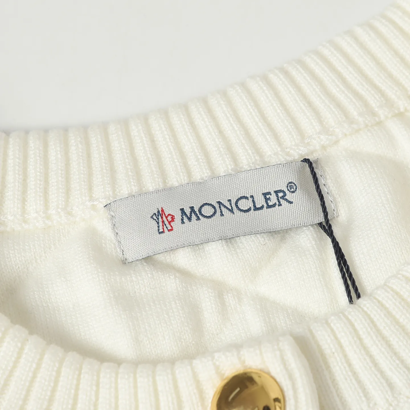 P440 Women's model] Moncler/Moncler's new knitted patchwork round-neck sweater with high-density LOGO embroidery on the chest and original customized tag accessories. Made of pure cotton yarn, pure cotton is skin-friendly, comfortable and of high quality. Follow the blogger to learn how to style! It is a series that is super hard to buy after it became popular. It is hard to find one piece. It is simple and practical to wear, with a lazy and loose feel. The thickened fabric has a more texture, soft and delicate feel, and a loose fit. Whether it is worn alone or layered, you can wear different styles of fashion with just one piece!  Size: S M L