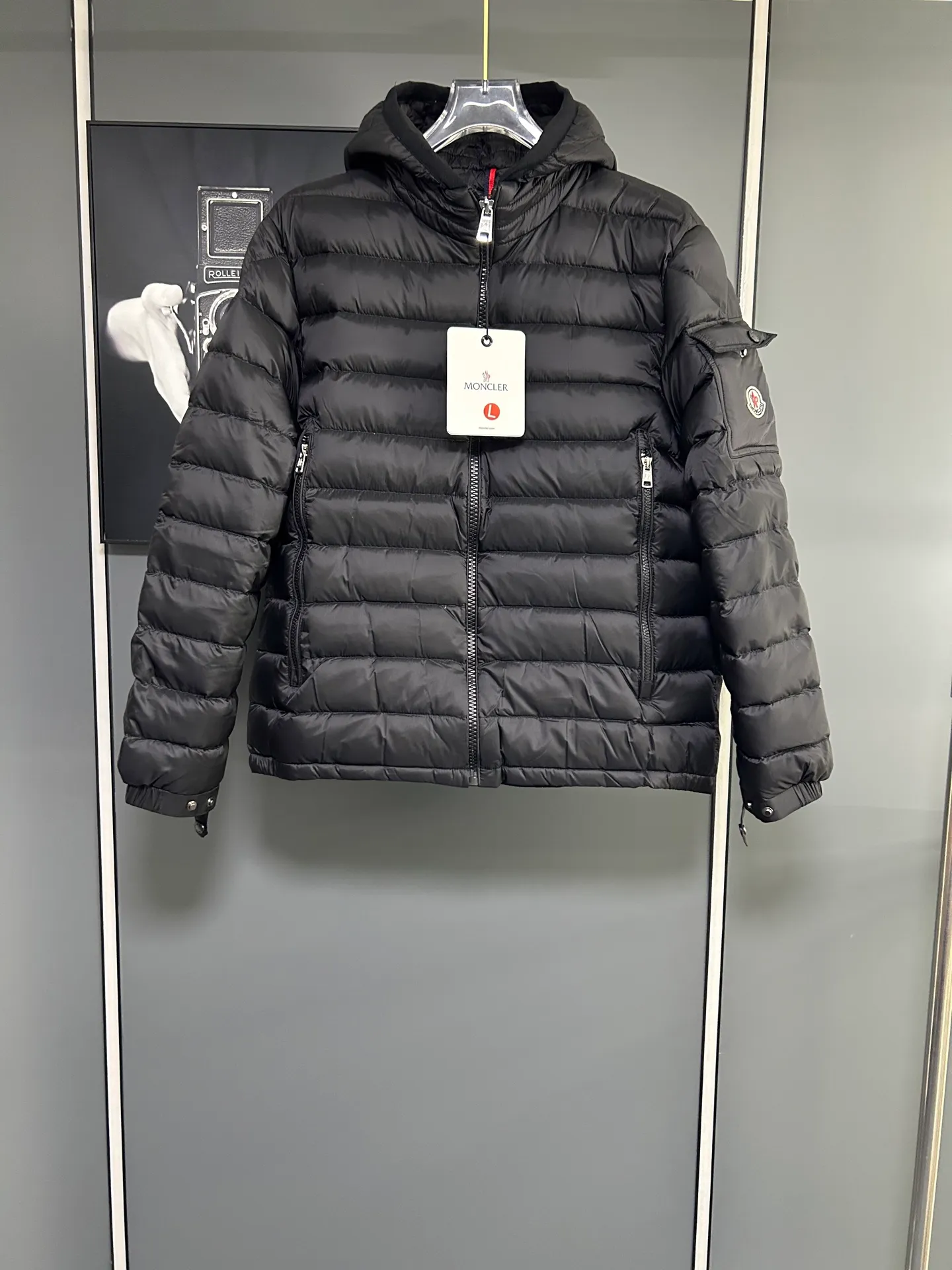 P660 Moncler Avocette solid color hooded zipper outdoor warm rib down jacket 90 down filling 750 fill power Tajima embroidery white duck down short lightweight hooded down jacket jacket small zipper pocket on the chest side for storing things The Thorium AR hooded model is versatile, durable and warm. It can be used as a mid-layer in winter and winter, or worn alone. It can also be easily worn with hard-shell clothing in cold environments.     The fabric has been improved with AratoTM30 nylon fabric with fine texture, which is very warm and wear-resistant. It is also treated with DWR, which can effectively prevent water and moisture.     DownCompositeMapping zone filling technology can reasonably allocate down insulation and synthetic insulation areas. The simple design of StormHoodM is made of synthetic insulation materials. Zippered hand pockets, inner zipper pockets. Combination of technology and technology. Lightweight and warm. Three-dimensional tailoring. Hooded design. Complete three-label accessories. What you see is what you get. Same style for men and women. Color: black. Size: M-3XL.