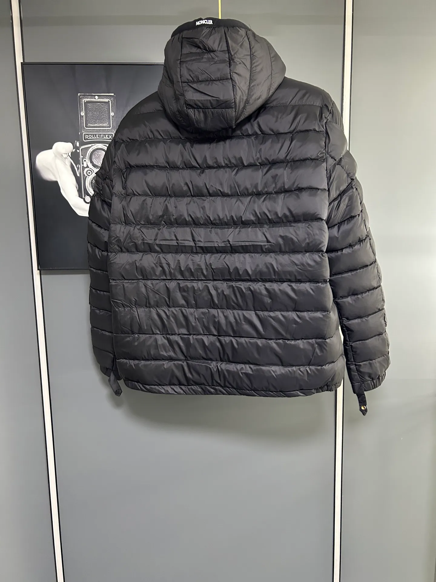 P660 Moncler Avocette solid color hooded zipper outdoor warm rib down jacket 90 down filling 750 fill power Tajima embroidery white duck down short lightweight hooded down jacket jacket small zipper pocket on the chest side for storing things The Thorium AR hooded model is versatile, durable and warm. It can be used as a mid-layer in winter and winter, or worn alone. It can also be easily worn with hard-shell clothing in cold environments.     The fabric has been improved with AratoTM30 nylon fabric with fine texture, which is very warm and wear-resistant. It is also treated with DWR, which can effectively prevent water and moisture.     DownCompositeMapping zone filling technology can reasonably allocate down insulation and synthetic insulation areas. The simple design of StormHoodM is made of synthetic insulation materials. Zippered hand pockets, inner zipper pockets. Combination of technology and technology. Lightweight and warm. Three-dimensional tailoring. Hooded design. Complete three-label accessories. What you see is what you get. Same style for men and women. Color: black. Size: M-3XL.
