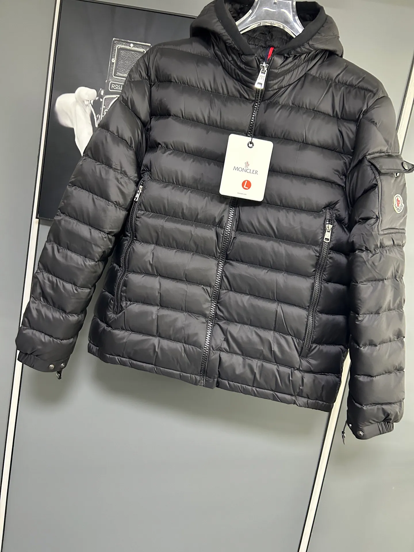 P660 Moncler Avocette solid color hooded zipper outdoor warm rib down jacket 90 down filling 750 fill power Tajima embroidery white duck down short lightweight hooded down jacket jacket small zipper pocket on the chest side for storing things The Thorium AR hooded model is versatile, durable and warm. It can be used as a mid-layer in winter and winter, or worn alone. It can also be easily worn with hard-shell clothing in cold environments.     The fabric has been improved with AratoTM30 nylon fabric with fine texture, which is very warm and wear-resistant. It is also treated with DWR, which can effectively prevent water and moisture.     DownCompositeMapping zone filling technology can reasonably allocate down insulation and synthetic insulation areas. The simple design of StormHoodM is made of synthetic insulation materials. Zippered hand pockets, inner zipper pockets. Combination of technology and technology. Lightweight and warm. Three-dimensional tailoring. Hooded design. Complete three-label accessories. What you see is what you get. Same style for men and women. Color: black. Size: M-3XL.