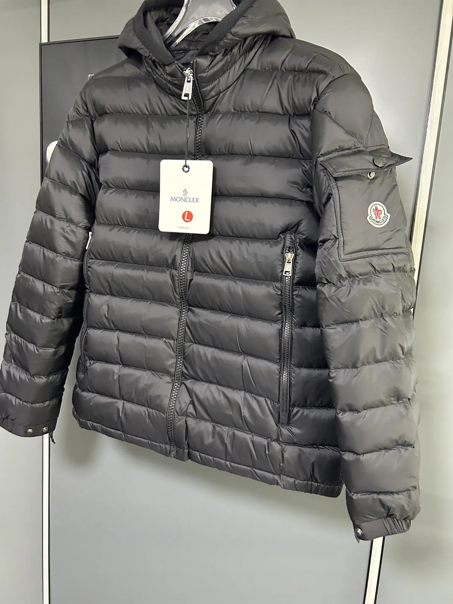 P660 Moncler Avocette solid color hooded zipper outdoor warm rib down jacket 90 down filling 750 fill power Tajima embroidery white duck down short lightweight hooded down jacket jacket small zipper pocket on the chest side for storing things The Thorium AR hooded model is versatile, durable and warm. It can be used as a mid-layer in winter and winter, or worn alone. It can also be easily worn with hard-shell clothing in cold environments.     The fabric has been improved with AratoTM30 nylon fabric with fine texture, which is very warm and wear-resistant. It is also treated with DWR, which can effectively prevent water and moisture.     DownCompositeMapping zone filling technology can reasonably allocate down insulation and synthetic insulation areas. The simple design of StormHoodM is made of synthetic insulation materials. Zippered hand pockets, inner zipper pockets. Combination of technology and technology. Lightweight and warm. Three-dimensional tailoring. Hooded design. Complete three-label accessories. What you see is what you get. Same style for men and women. Color: black. Size: M-3XL.