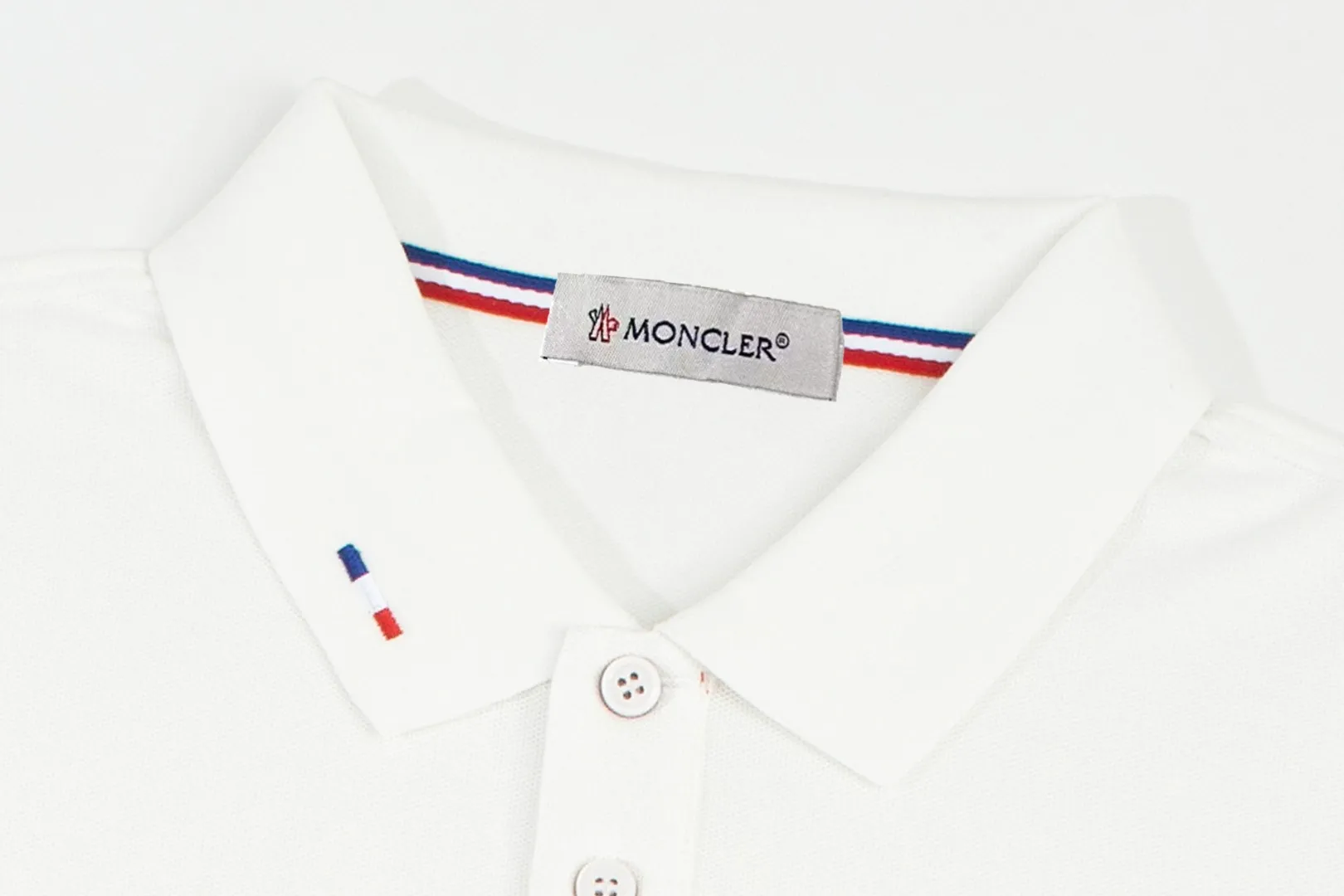 P210 MONCLER/Mask 25SS new logo embroidered lapel long-sleeved Polo shirt.  A simple yet refined T-shirt. The best item to create a modern and elegant look. Excellent channel product! Customer-supplied Piquet porous fiber pique cotton fabric, which can be called a "breathing fabric."  The unparalleled texture is inseparable from the exquisite materials used in craft tailoring. The craft knitted quilted design makes the hand feel extremely smooth and delicate without any roughness. The original logo design is more luxurious and noble. The upper body is comfortable and classy. The hand feels very smooth and soft. It can be easily controlled regardless of business, fashion or leisure. The age span is very large, which conforms to the trendy and practical dressing customs. It is the first choice for senior urban fashion people.  Black/white/Tibetan orchid Size: M~3XL