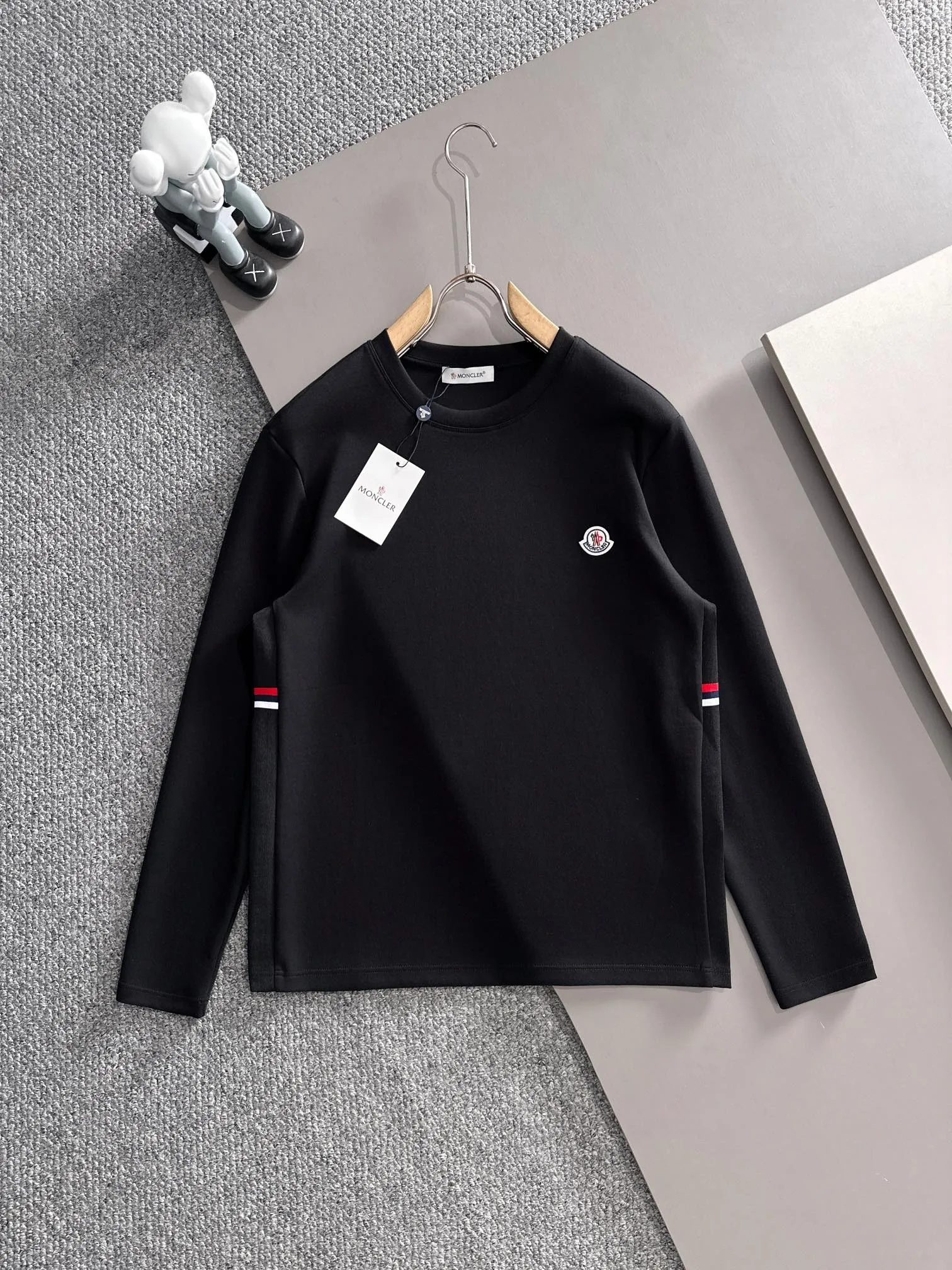 P250 🌸🌸 Moncler 2025 new autumn and winter men's round neck long-sleeved T-shirt sweatshirt, super classic design. Simple without any unnecessary cumbersomeness. This style is an indispensable and versatile item for men in autumn and winter. It is made of 340g pure cotton fabric and is made of imported high-quality fabrics. It is super comfortable to wear. The fabric is warm and textured, avant-garde and practical. Exquisite and perfect craftsmanship, the latest official website design, a classic in the fashionable and casual series, the main product in the counter! Craftsmanship: Reproduction of the original! The details are impeccable and the brand element design concept is of high quality. Color: Picture color, complete with three standards! Size:M-xxxL