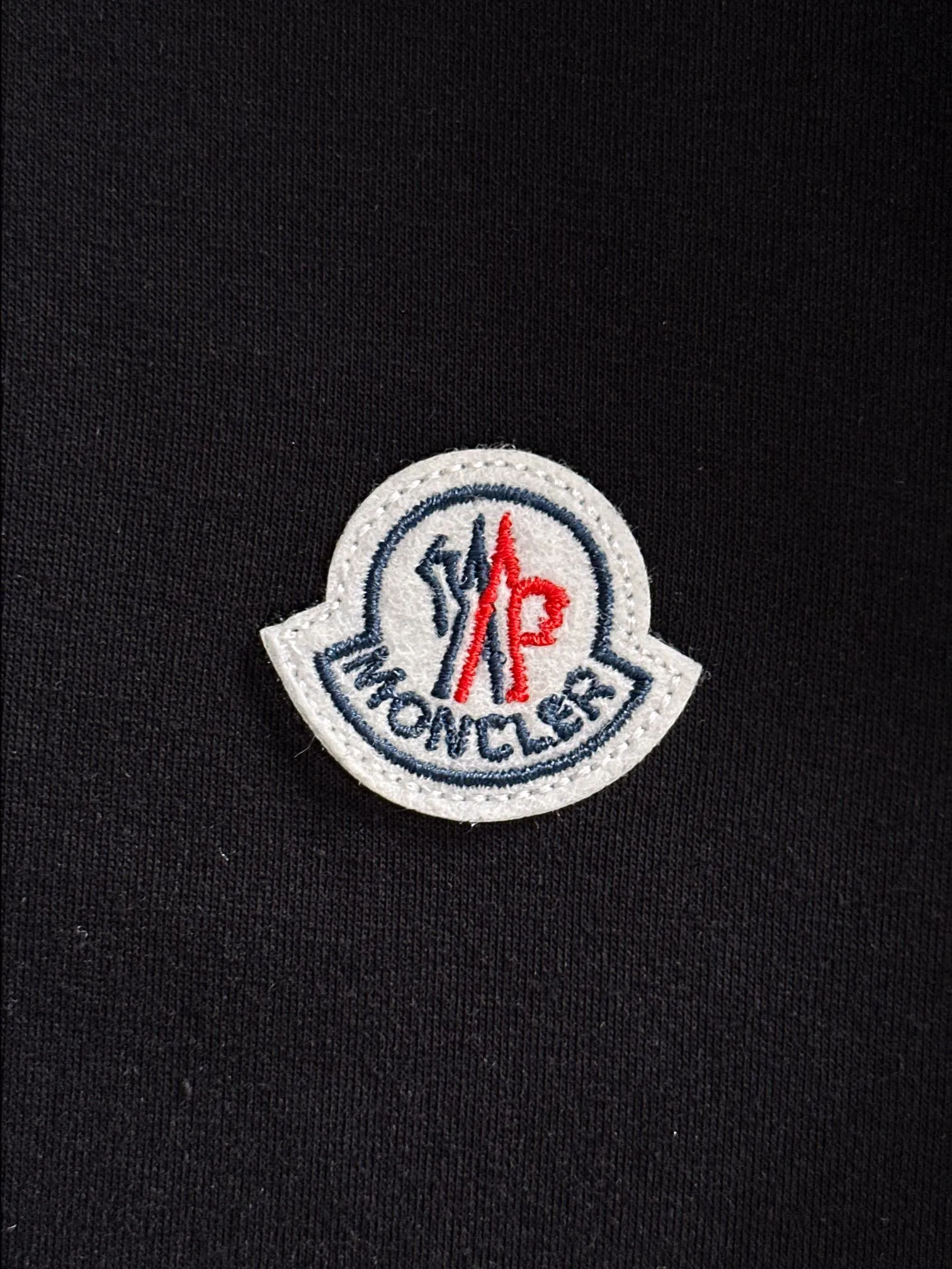 P250 🌸🌸 Moncler 2025 new autumn and winter men's round neck long-sleeved T-shirt sweatshirt, super classic design. Simple without any unnecessary cumbersomeness. This style is an indispensable and versatile item for men in autumn and winter. It is made of 340g pure cotton fabric and is made of imported high-quality fabrics. It is super comfortable to wear. The fabric is warm and textured, avant-garde and practical. Exquisite and perfect craftsmanship, the latest official website design, a classic in the fashionable and casual series, the main product in the counter! Craftsmanship: Reproduction of the original! The details are impeccable and the brand element design concept is of high quality. Color: Picture color, complete with three standards! Size:M-xxxL