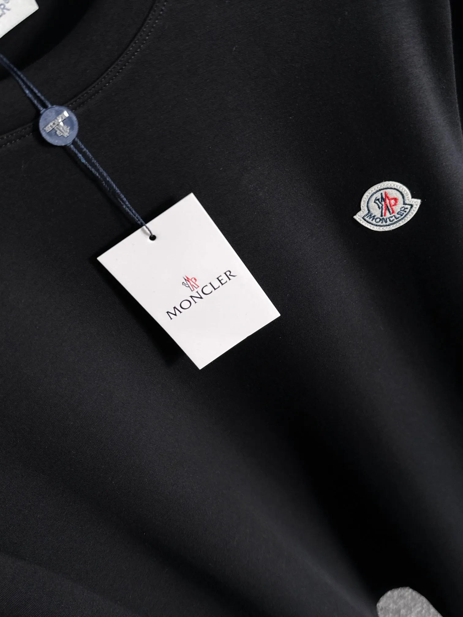 P250 🌸🌸 Moncler 2025 new autumn and winter men's round neck long-sleeved T-shirt sweatshirt, super classic design. Simple without any unnecessary cumbersomeness. This style is an indispensable and versatile item for men in autumn and winter. It is made of 340g pure cotton fabric and is made of imported high-quality fabrics. It is super comfortable to wear. The fabric is warm and textured, avant-garde and practical. Exquisite and perfect craftsmanship, the latest official website design, a classic in the fashionable and casual series, the main product in the counter! Craftsmanship: Reproduction of the original! The details are impeccable and the brand element design concept is of high quality. Color: Picture color, complete with three standards! Size:M-xxxL