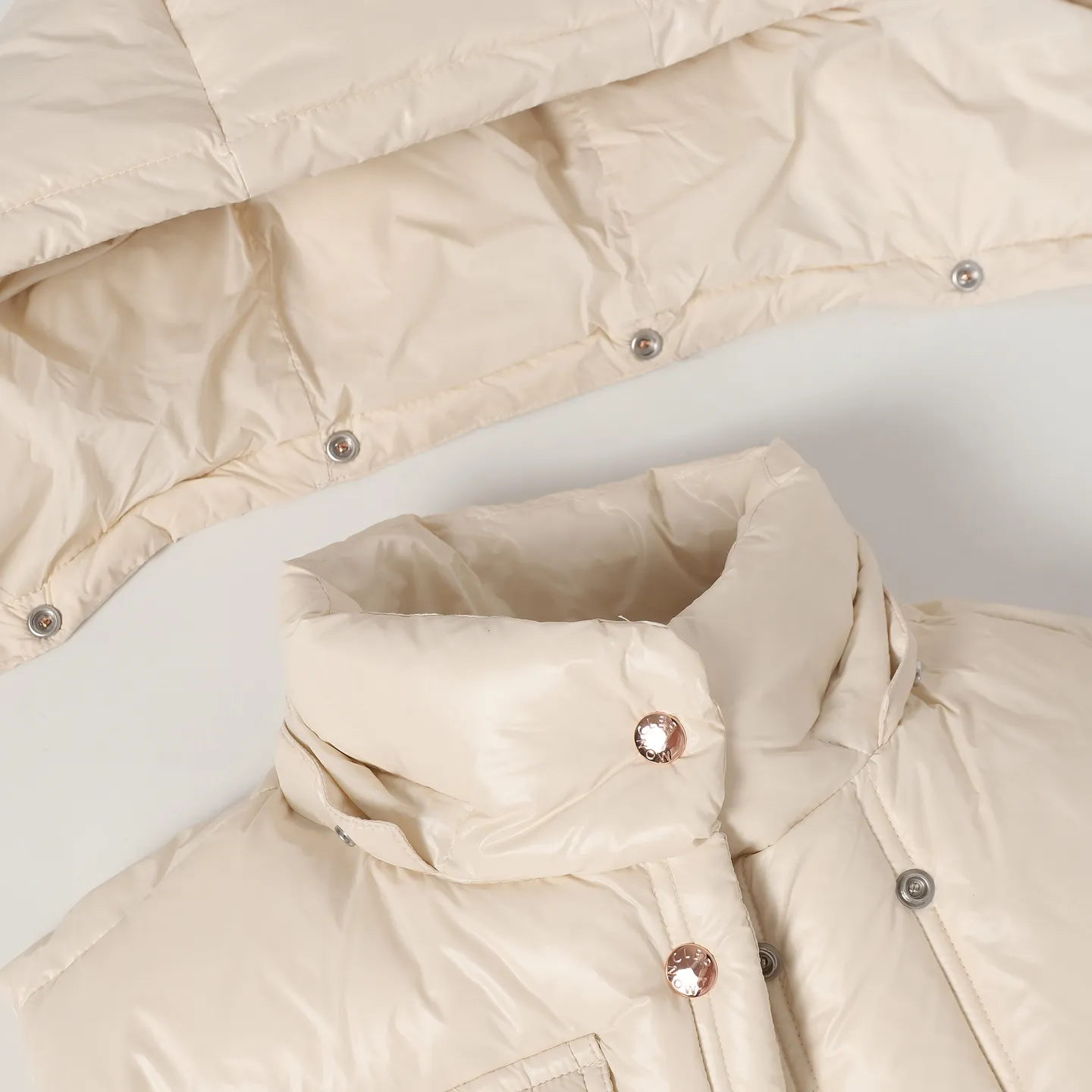 P740 Women's Style] Moncler/Mask Women's Hooded Down Vest Fabric selection: Made of super laque (super lacquered fabric), a material that achieves a high-gloss effect through a special process. Its core lies in surface coating technology rather than nylon made of natural fiber itself. It has a certain hardness, high gloss, and waterproof properties.  Lining fabric selection: Nylon lining has smooth surface, good softness, lighter weight, and has certain strength and wear resistance.  High-quality filling: Made of national standard 90 white duck down, with a filling capacity of 190 grams to ensure excellent warmth retention. The down has been strictly screened and processed and is not easy to drill, ensuring durability.  Accessories: One-to-one customized three-label, One-to-one customized badges, One-to-one customized buttons, SIZE: S/M/L