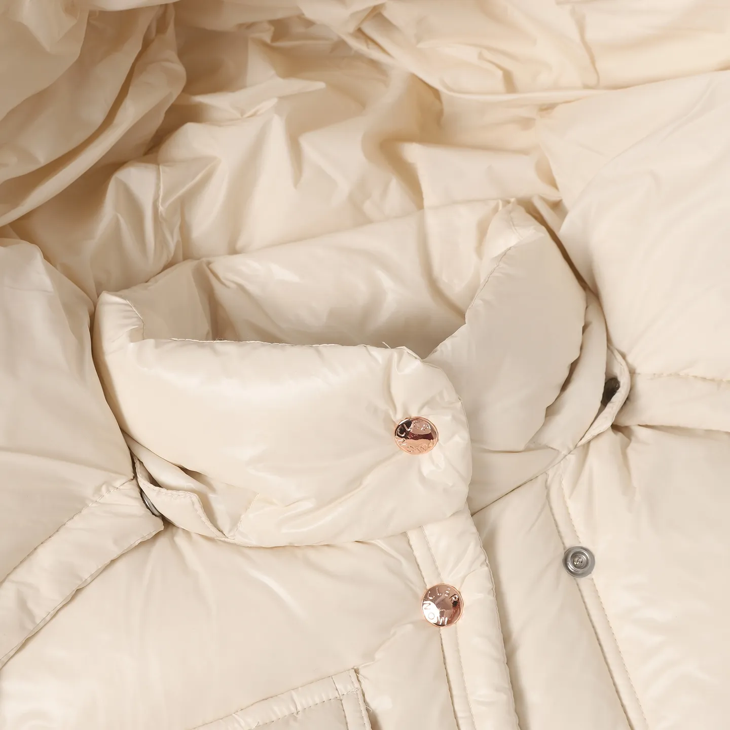 P740 Women's Style] Moncler/Mask Women's Hooded Down Vest Fabric selection: Made of super laque (super lacquered fabric), a material that achieves a high-gloss effect through a special process. Its core lies in surface coating technology rather than nylon made of natural fiber itself. It has a certain hardness, high gloss, and waterproof properties.  Lining fabric selection: Nylon lining has smooth surface, good softness, lighter weight, and has certain strength and wear resistance.  High-quality filling: Made of national standard 90 white duck down, with a filling capacity of 190 grams to ensure excellent warmth retention. The down has been strictly screened and processed and is not easy to drill, ensuring durability.  Accessories: One-to-one customized three-label, One-to-one customized badges, One-to-one customized buttons, SIZE: S/M/L