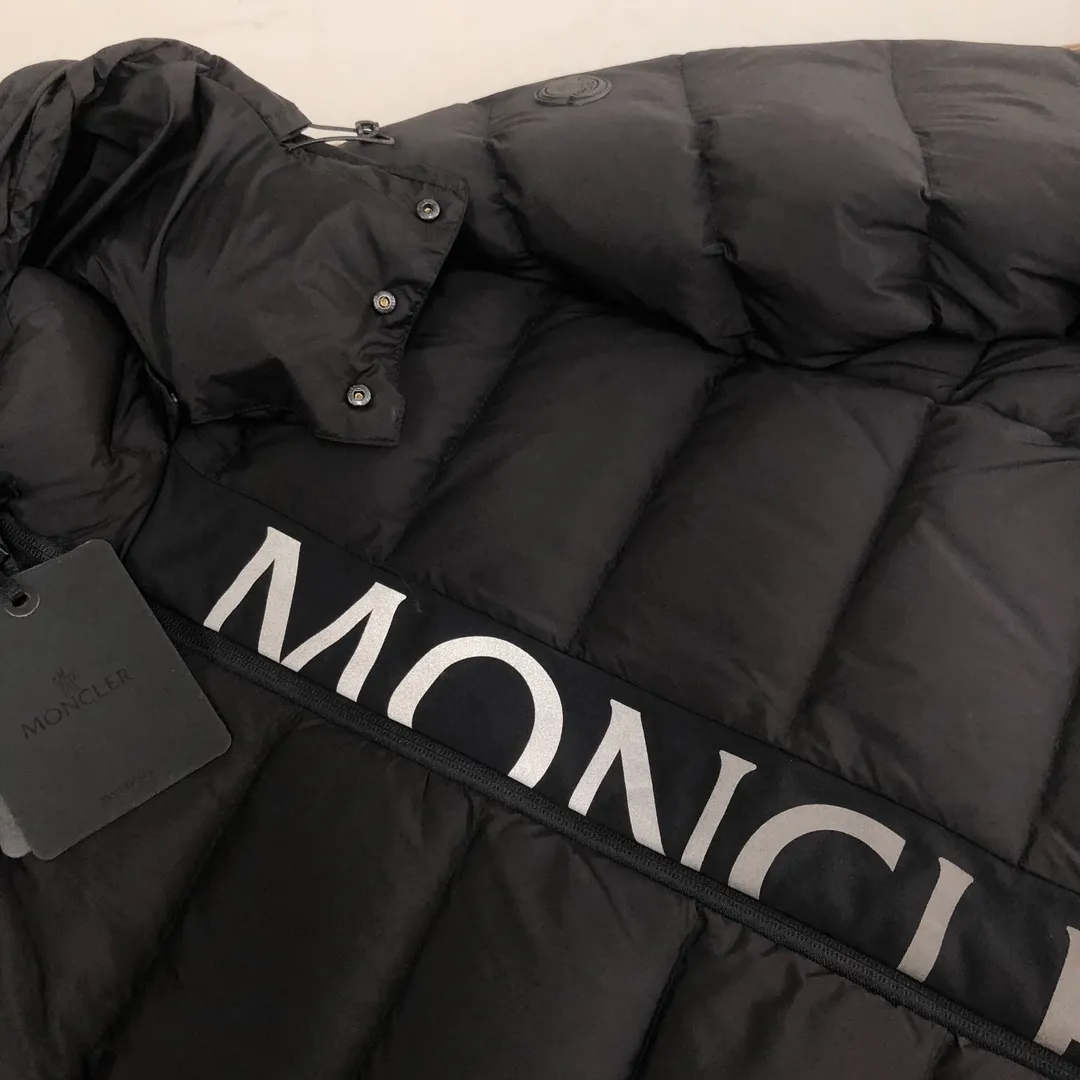 P880 𝗠𝗼𝗻𝗰𝗹𝗲𝗿 Mouth-covered New Ume Black Label Black Samurai/Short Down Jacket (Removable Hat) Available simultaneously on the official website🛒 👀The overall look is very high-end, especially light and warm, easy to move light down jacket, short style can show off the charm of a neat figure👍 The hood design helps to improve the cold protection of the neck It uses high-quality down with outstanding thermal insulation effect. ⚠️The down content is as high as 90% white goose down. It achieves good warmth retention and has good fluffiness. It is thinner and does not feel oppressive when worn on the body. The loose version covers the flesh and makes you look slimmer. 👏🏻Refuse to be bloated and lively when going out on the street. Let the down jacket break out of the conventional shape and create a comfortable aesthetic. Simple and fashionable. Very practical. The upper body effect is naturally casual and comfortable~ ❗️Customized special fabrics. Vacuum down filling Exquisite craftsmanship to strictly prevent velvet from being drilled. It comes from vacuum filling technology. Increases the air barrier to maintain the original softness, elasticity and feel of down. Anti-drilling design ✔️Three layers of anti-drilling fabrics and four layers of locking velvet technology. High-density sewing to prevent velvet from running away. The velvet is exquisite and in place. It has excellent warmth and cold resistance. You don’t want to take it off~ Color: Black Navy Code Number: 1-2-3-4-5 (M~3XL)
