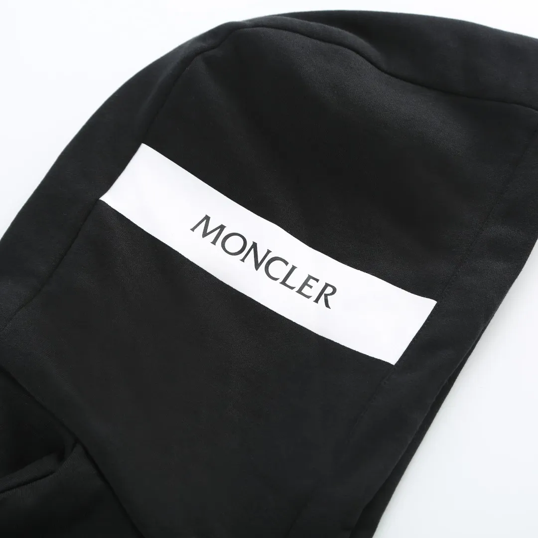 P480 MONCLER printed logo hooded sweatshirt Fabric selection: Made of lightweight turned-over velvet cotton fabric. High-density cotton fiber is used to achieve internal and external differentiation in a single layer of fabric. The outer plain weave is tight and wear-resistant, and the inner layer is formed into a short dense suede surface through a sanding process. The dense plain weave structure resists wind and splashes, the brushed suede surface is skin-friendly, and the short pile has been treated to eliminate static electricity to avoid sticking to the skin. A very small amount of grooved polyester moisture-conducting yarn is embedded in the cotton fiber, which quickly directs sweat from the inner suede surface to the outer layer for evaporation through the capillary effect, solving the problem that the inside-out suede is prone to stuffiness. Process 1: By actively intervening in the shrinkage potential of the cotton fiber, the fabric is achieved from being variable to stable, improving dimensional stability, and at the same time not prone to deformation and wrinkles.  Process 2: Use glue printing to present a high saturation pattern on the center of the cap. Apply even pressure with the scraper and print in 5 steps to ensure full penetration and coverage of the glue. After curing at high temperature, the pigment is firmly combined with the cotton fiber. The ink absorption and penetration characteristics of the cotton fiber make the pattern less likely to fall off due to friction. Accessories: One-to-one customized drawstring head, one-to-one customized zipper puller, one-to-one customized collar label, one-to-one customized badge SIZE: S M L XL