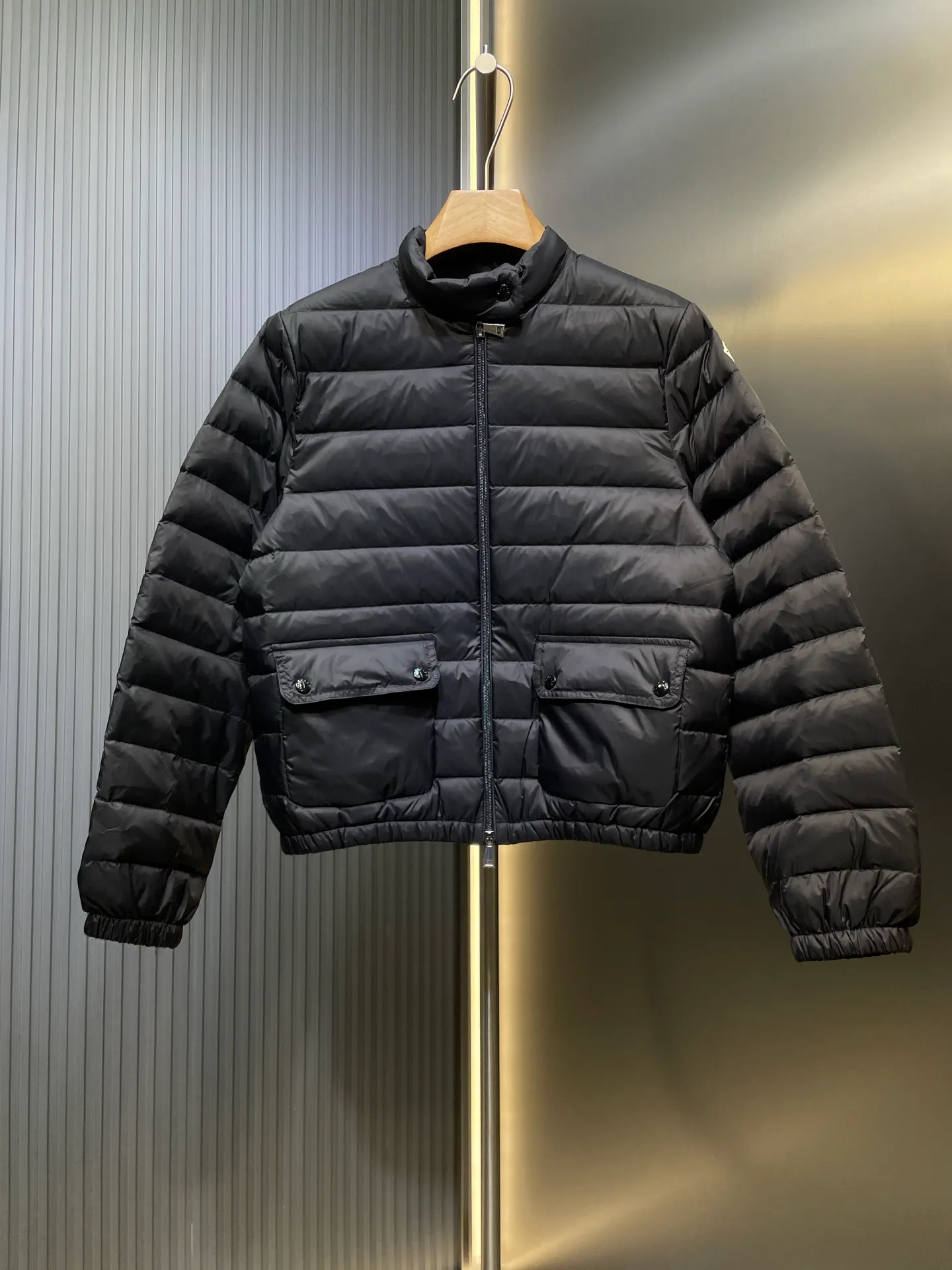 P670 Moncler 🌟Thin stand-up collar and lapel down jacket. Customized YB imported nylon material. The craftsmanship is restored. Upgraded material. It has the waterproof, windproof and cold-proof function of nylon. White goose down filling inside. The whole piece is light and warm. Zipper placket. Lapel stand-up collar two-wear design. Classic rectangular strip embossed treatment. Various styles. Iconic logo patches on the outside of the arms are embellished to highlight a low-key sense of luxury. The flap pocket design is practical to keep out the cold. Exquisite details can successfully get rid of dullness. Integrating warmth and fashion. Customized surface accessories. Look for the correct version. Down filling standard: national standard. Down filling material: white duck down. Size: s m l