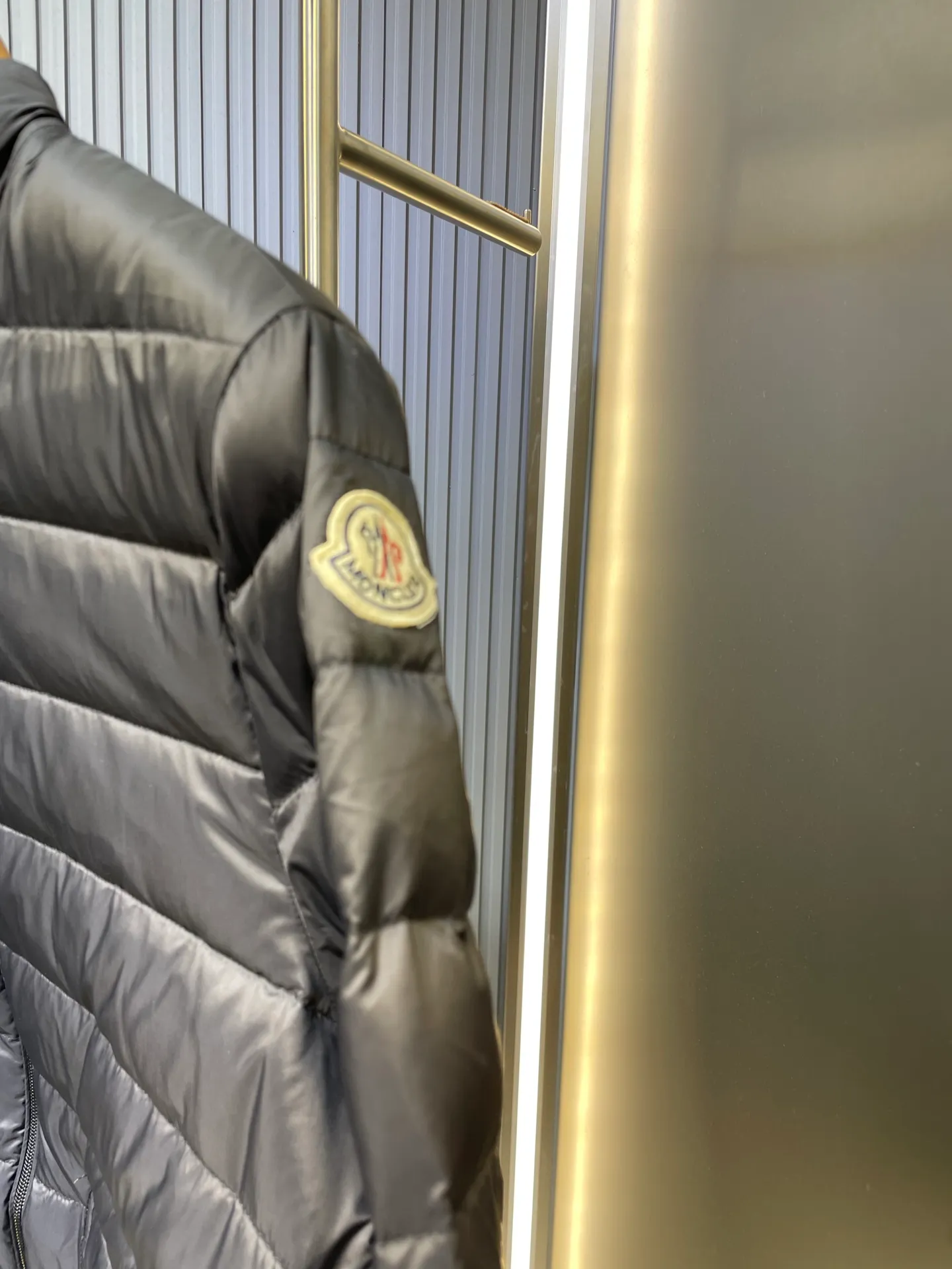 P670 Moncler 🌟Thin stand-up collar and lapel down jacket. Customized YB imported nylon material. The craftsmanship is restored. Upgraded material. It has the waterproof, windproof and cold-proof function of nylon. White goose down filling inside. The whole piece is light and warm. Zipper placket. Lapel stand-up collar two-wear design. Classic rectangular strip embossed treatment. Various styles. Iconic logo patches on the outside of the arms are embellished to highlight a low-key sense of luxury. The flap pocket design is practical to keep out the cold. Exquisite details can successfully get rid of dullness. Integrating warmth and fashion. Customized surface accessories. Look for the correct version. Down filling standard: national standard. Down filling material: white duck down. Size: s m l