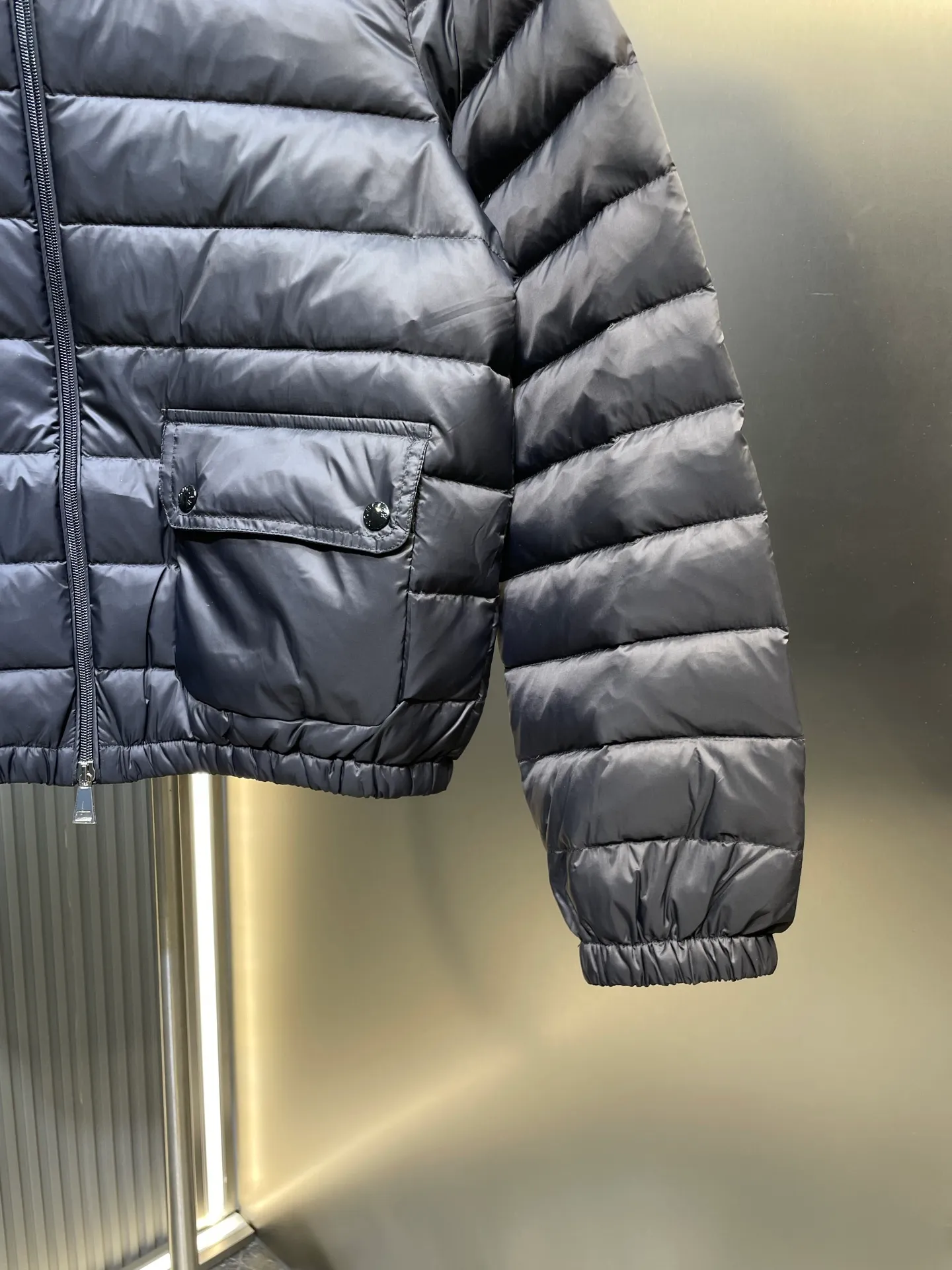 P670 Moncler 🌟Thin stand-up collar and lapel down jacket. Customized YB imported nylon material. The craftsmanship is restored. Upgraded material. It has the waterproof, windproof and cold-proof function of nylon. White goose down filling inside. The whole piece is light and warm. Zipper placket. Lapel stand-up collar two-wear design. Classic rectangular strip embossed treatment. Various styles. Iconic logo patches on the outside of the arms are embellished to highlight a low-key sense of luxury. The flap pocket design is practical to keep out the cold. Exquisite details can successfully get rid of dullness. Integrating warmth and fashion. Customized surface accessories. Look for the correct version. Down filling standard: national standard. Down filling material: white duck down. Size: s m l