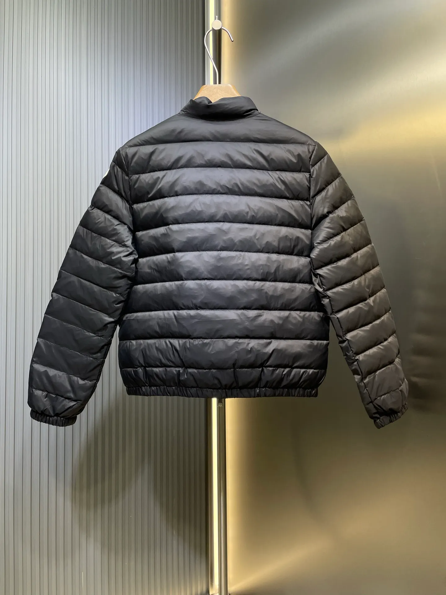 P670 Moncler 🌟Thin stand-up collar and lapel down jacket. Customized YB imported nylon material. The craftsmanship is restored. Upgraded material. It has the waterproof, windproof and cold-proof function of nylon. White goose down filling inside. The whole piece is light and warm. Zipper placket. Lapel stand-up collar two-wear design. Classic rectangular strip embossed treatment. Various styles. Iconic logo patches on the outside of the arms are embellished to highlight a low-key sense of luxury. The flap pocket design is practical to keep out the cold. Exquisite details can successfully get rid of dullness. Integrating warmth and fashion. Customized surface accessories. Look for the correct version. Down filling standard: national standard. Down filling material: white duck down. Size: s m l