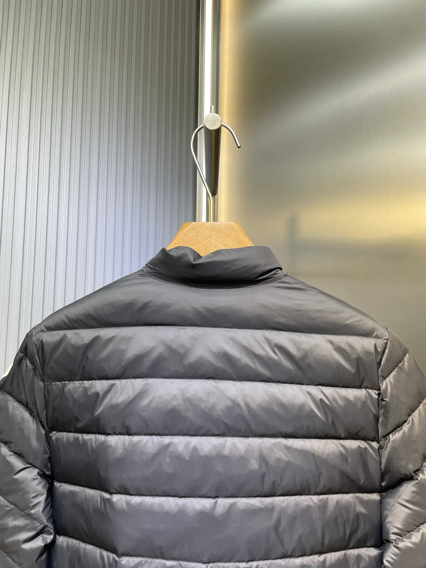 P670 Moncler 🌟Thin stand-up collar and lapel down jacket. Customized YB imported nylon material. The craftsmanship is restored. Upgraded material. It has the waterproof, windproof and cold-proof function of nylon. White goose down filling inside. The whole piece is light and warm. Zipper placket. Lapel stand-up collar two-wear design. Classic rectangular strip embossed treatment. Various styles. Iconic logo patches on the outside of the arms are embellished to highlight a low-key sense of luxury. The flap pocket design is practical to keep out the cold. Exquisite details can successfully get rid of dullness. Integrating warmth and fashion. Customized surface accessories. Look for the correct version. Down filling standard: national standard. Down filling material: white duck down. Size: s m l
