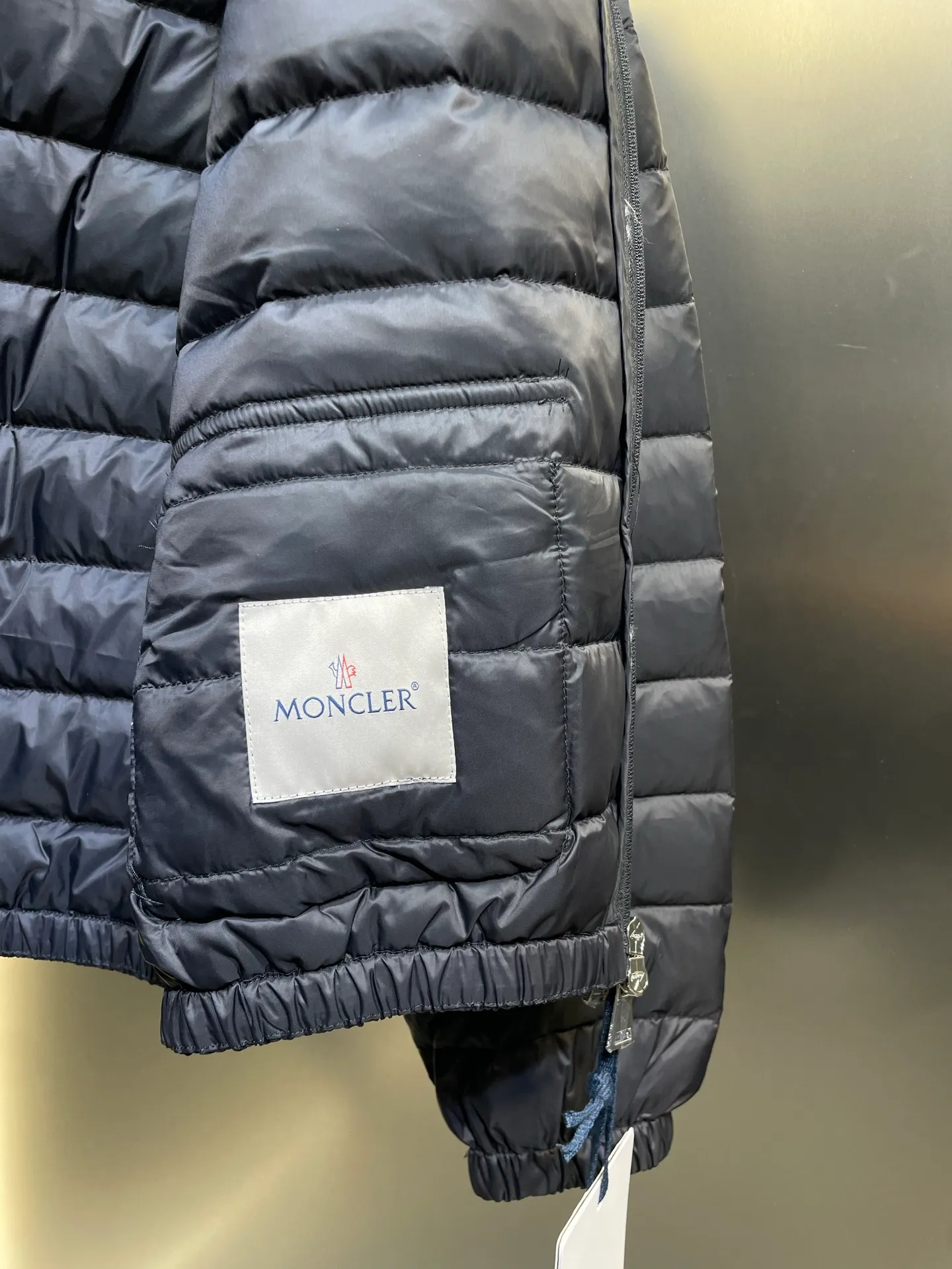 P670 Moncler 🌟Thin stand-up collar and lapel down jacket. Customized YB imported nylon material. The craftsmanship is restored. Upgraded material. It has the waterproof, windproof and cold-proof function of nylon. White goose down filling inside. The whole piece is light and warm. Zipper placket. Lapel stand-up collar two-wear design. Classic rectangular strip embossed treatment. Various styles. Iconic logo patches on the outside of the arms are embellished to highlight a low-key sense of luxury. The flap pocket design is practical to keep out the cold. Exquisite details can successfully get rid of dullness. Integrating warmth and fashion. Customized surface accessories. Look for the correct version. Down filling standard: national standard. Down filling material: white duck down. Size: s m l