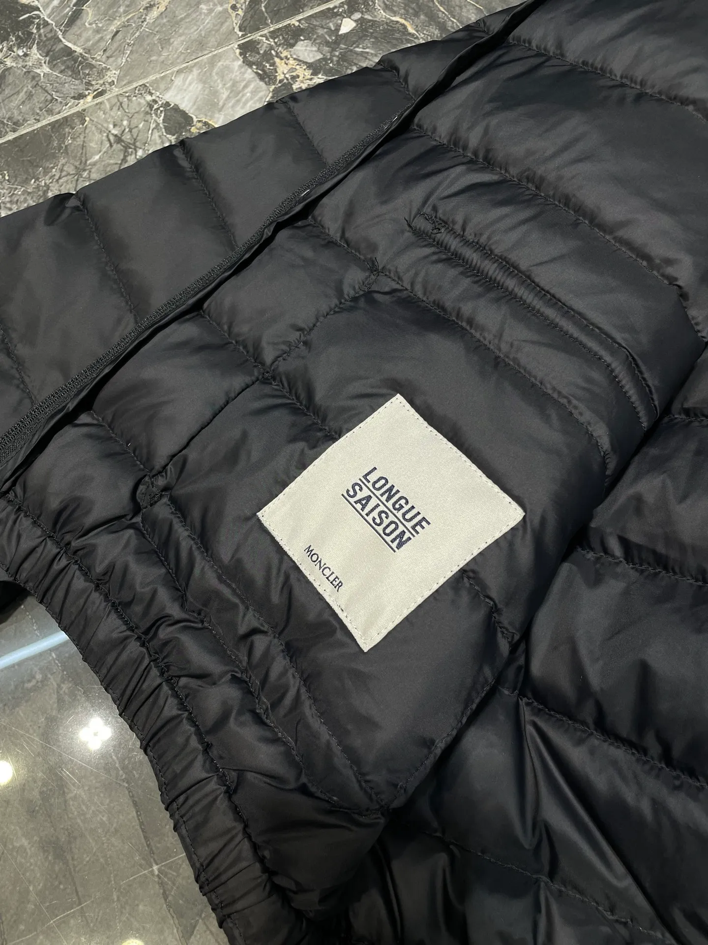 P670 Moncler 🌟Thin stand-up collar and lapel down jacket. Customized YB imported nylon material. The craftsmanship is restored. Upgraded material. It has the waterproof, windproof and cold-proof function of nylon. White goose down filling inside. The whole piece is light and warm. Zipper placket. Lapel stand-up collar two-wear design. Classic rectangular strip embossed treatment. Various styles. Iconic logo patches on the outside of the arms are embellished to highlight a low-key sense of luxury. The flap pocket design is practical to keep out the cold. Exquisite details can successfully get rid of dullness. Integrating warmth and fashion. Customized surface accessories. Look for the correct version. Down filling standard: national standard. Down filling material: white duck down. Size: s m l