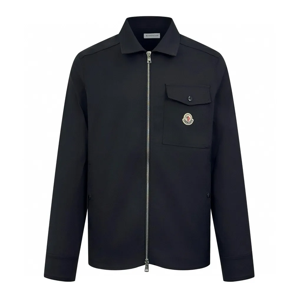 P480 Exclusive supply] Moncler Pocket Logo Zipper Jacket (Black) Original purchase and development of 7,100, the fabric is made of custom-made high-quality cotton hidden pattern gabardine. It is full of texture, comfortable and close to the skin, encounters brown tones, and exudes restrained tenderness. The iconic Moncler logo embroidered logo is embellished on it, adding brand recognition. Simple and smooth lines. The zipper opening and closing also follows the principle of minimalism. Use simplicity as the pen and texture as the ink. Use the simplest elements. To outline the most moving fashion picture, imported special machine infrared is used to position the "Moncler logo embroidery". The position is more accurate. It is firm and strong. The template machine opens the bag. The preset template guides the position of the bag. The shape and size. The accuracy ensures the quality of the bag opening effect. The fabrics have been washed and washed. It has a better hand feel and texture. It is not easy to deform, not easy to shrink, not easy to fade, and maintains long-term beauty. Size:S-M-L-XL