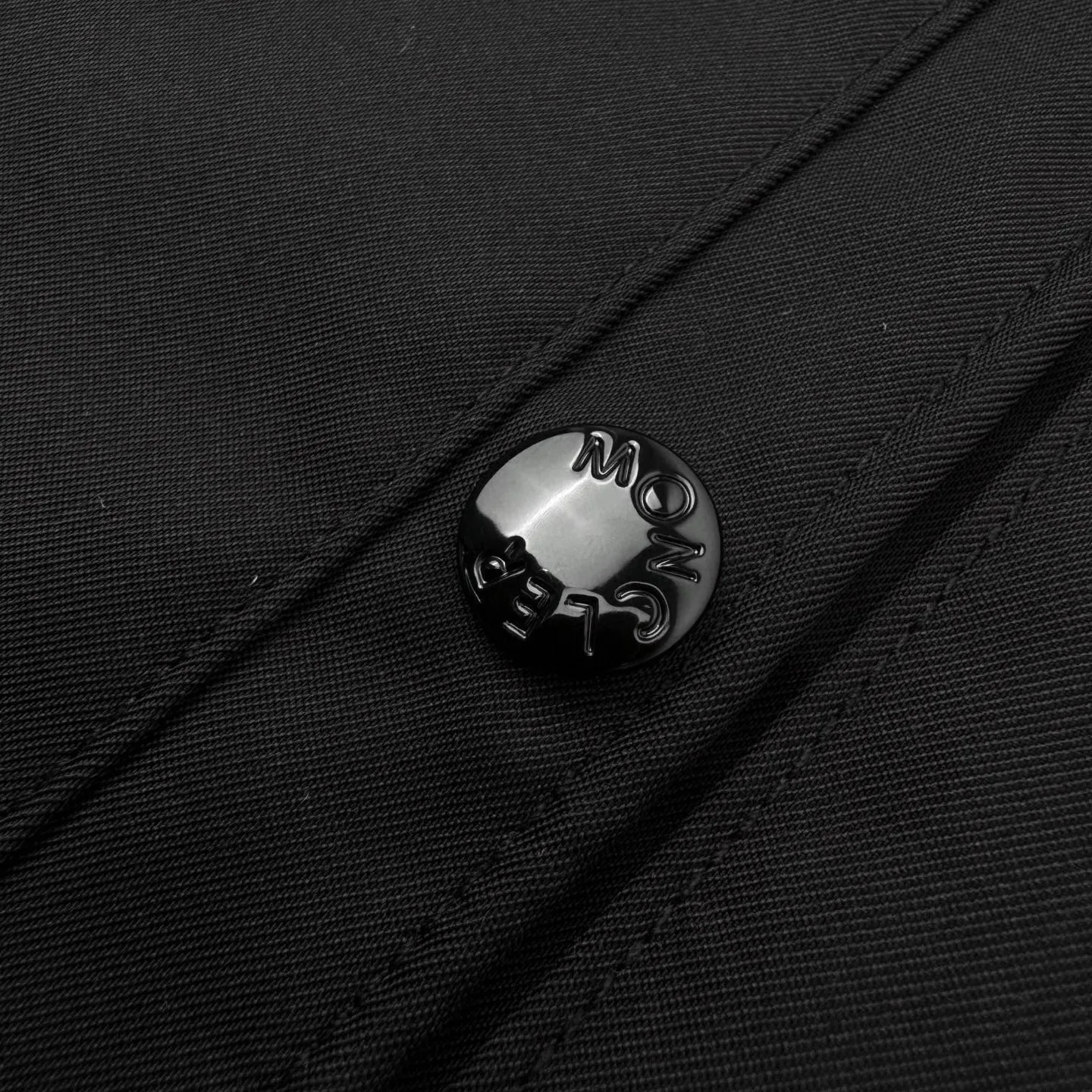 P480 Exclusive supply] Moncler Pocket Logo Zipper Jacket (Black) Original purchase and development of 7,100, the fabric is made of custom-made high-quality cotton hidden pattern gabardine. It is full of texture, comfortable and close to the skin, encounters brown tones, and exudes restrained tenderness. The iconic Moncler logo embroidered logo is embellished on it, adding brand recognition. Simple and smooth lines. The zipper opening and closing also follows the principle of minimalism. Use simplicity as the pen and texture as the ink. Use the simplest elements. To outline the most moving fashion picture, imported special machine infrared is used to position the "Moncler logo embroidery". The position is more accurate. It is firm and strong. The template machine opens the bag. The preset template guides the position of the bag. The shape and size. The accuracy ensures the quality of the bag opening effect. The fabrics have been washed and washed. It has a better hand feel and texture. It is not easy to deform, not easy to shrink, not easy to fade, and maintains long-term beauty. Size:S-M-L-XL