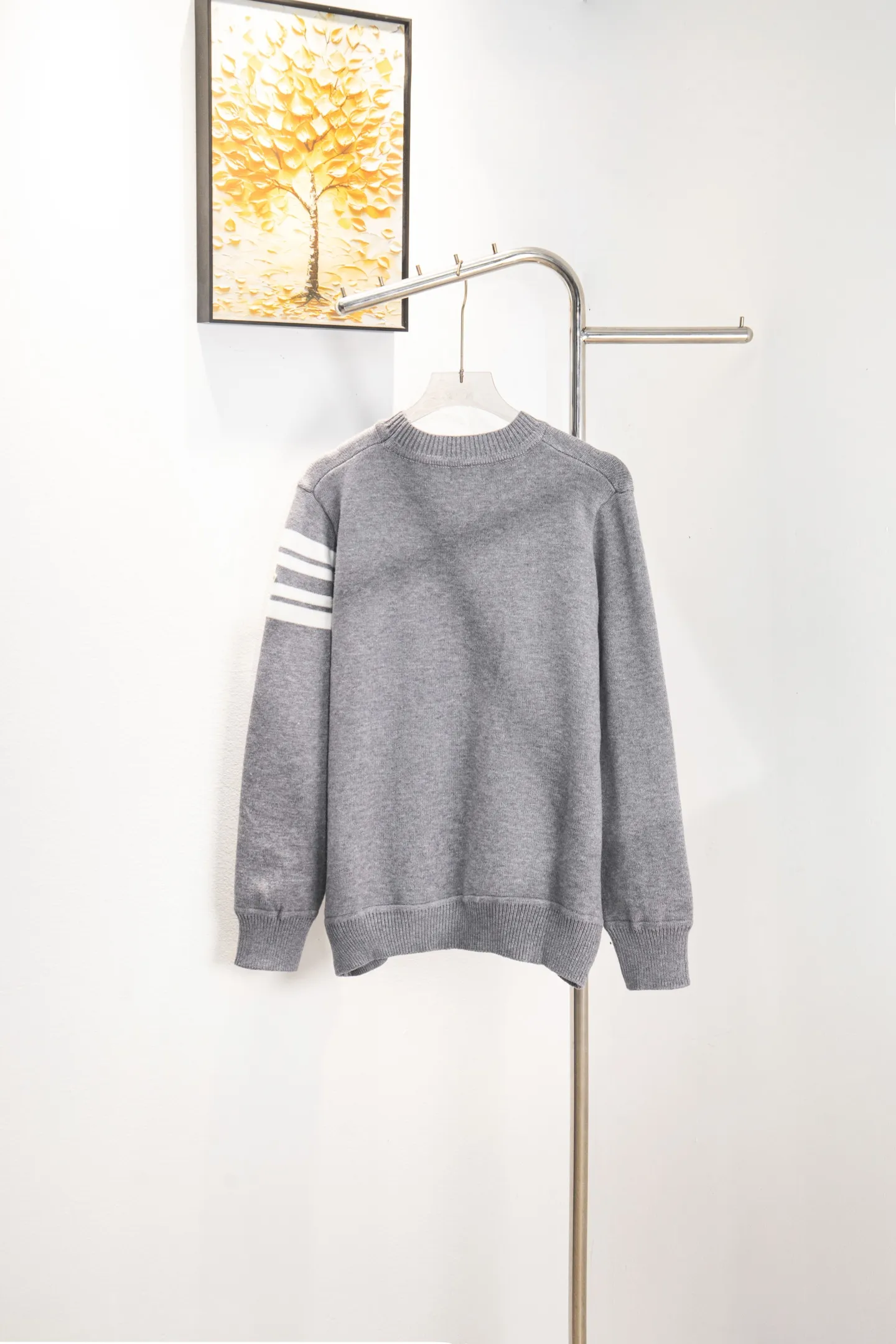 P240 Style No.: Y273 Moncler Spring, Autumn and Winter two-color small label terry embroidered knitted round neck sweater. The classic Moncler letter logo is spliced with sand knitting. 7-needle jacquard machine operation. The yarn selection is soft and comfortable and not prickly. The classic small label is simple and elegant. The weight of a piece of clothing is more than one kilogram. Proper high quality. 1:1 customization. The true restoration of ZP. How can we not have a masked sweater this autumn and winter? Can be worn by both men and women. Color: black Gray Size: S-XL