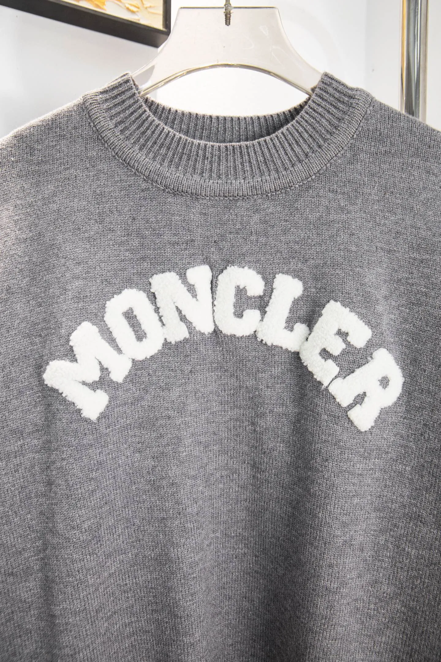 P240 Style No.: Y273 Moncler Spring, Autumn and Winter two-color small label terry embroidered knitted round neck sweater. The classic Moncler letter logo is spliced with sand knitting. 7-needle jacquard machine operation. The yarn selection is soft and comfortable and not prickly. The classic small label is simple and elegant. The weight of a piece of clothing is more than one kilogram. Proper high quality. 1:1 customization. The true restoration of ZP. How can we not have a masked sweater this autumn and winter? Can be worn by both men and women. Color: black Gray Size: S-XL