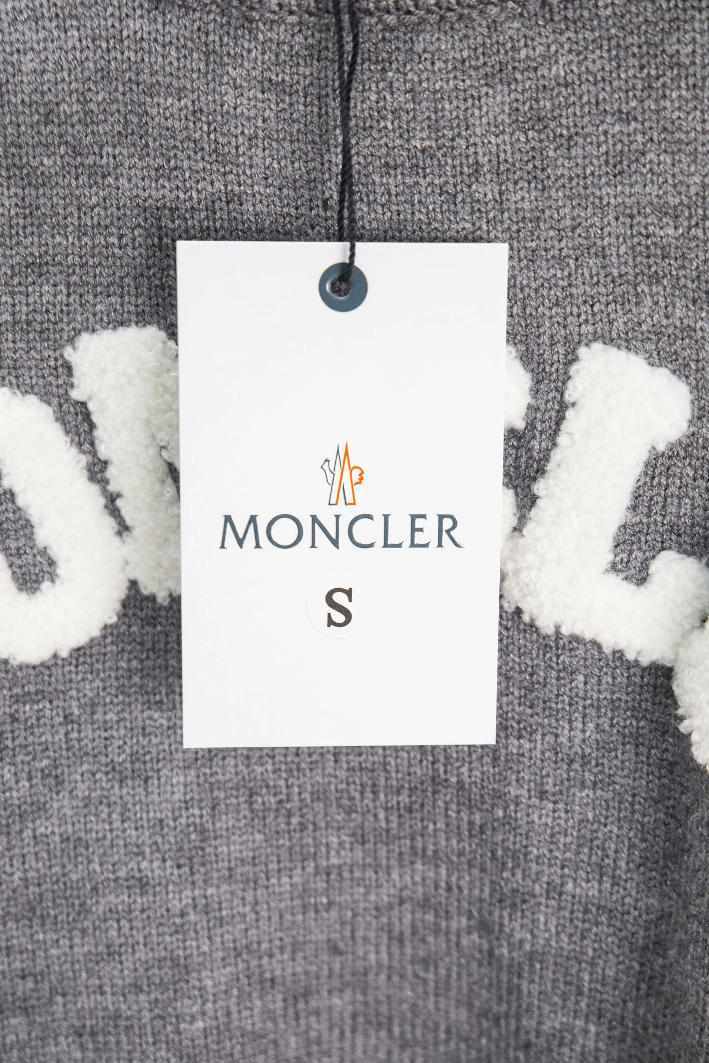 P240 Style No.: Y273 Moncler Spring, Autumn and Winter two-color small label terry embroidered knitted round neck sweater. The classic Moncler letter logo is spliced with sand knitting. 7-needle jacquard machine operation. The yarn selection is soft and comfortable and not prickly. The classic small label is simple and elegant. The weight of a piece of clothing is more than one kilogram. Proper high quality. 1:1 customization. The true restoration of ZP. How can we not have a masked sweater this autumn and winter? Can be worn by both men and women. Color: black Gray Size: S-XL