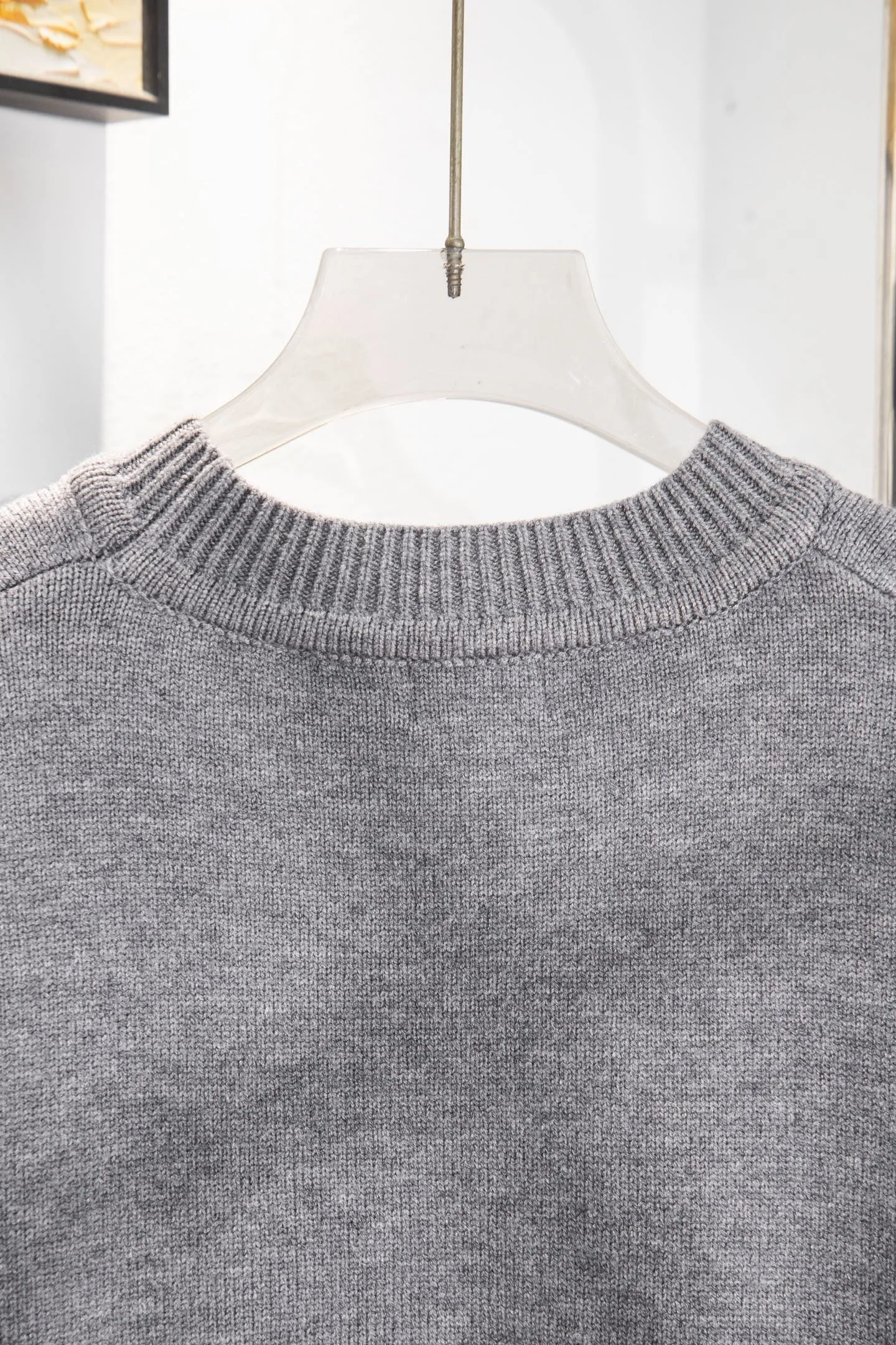 P240 Style No.: Y273 Moncler Spring, Autumn and Winter two-color small label terry embroidered knitted round neck sweater. The classic Moncler letter logo is spliced with sand knitting. 7-needle jacquard machine operation. The yarn selection is soft and comfortable and not prickly. The classic small label is simple and elegant. The weight of a piece of clothing is more than one kilogram. Proper high quality. 1:1 customization. The true restoration of ZP. How can we not have a masked sweater this autumn and winter? Can be worn by both men and women. Color: black Gray Size: S-XL