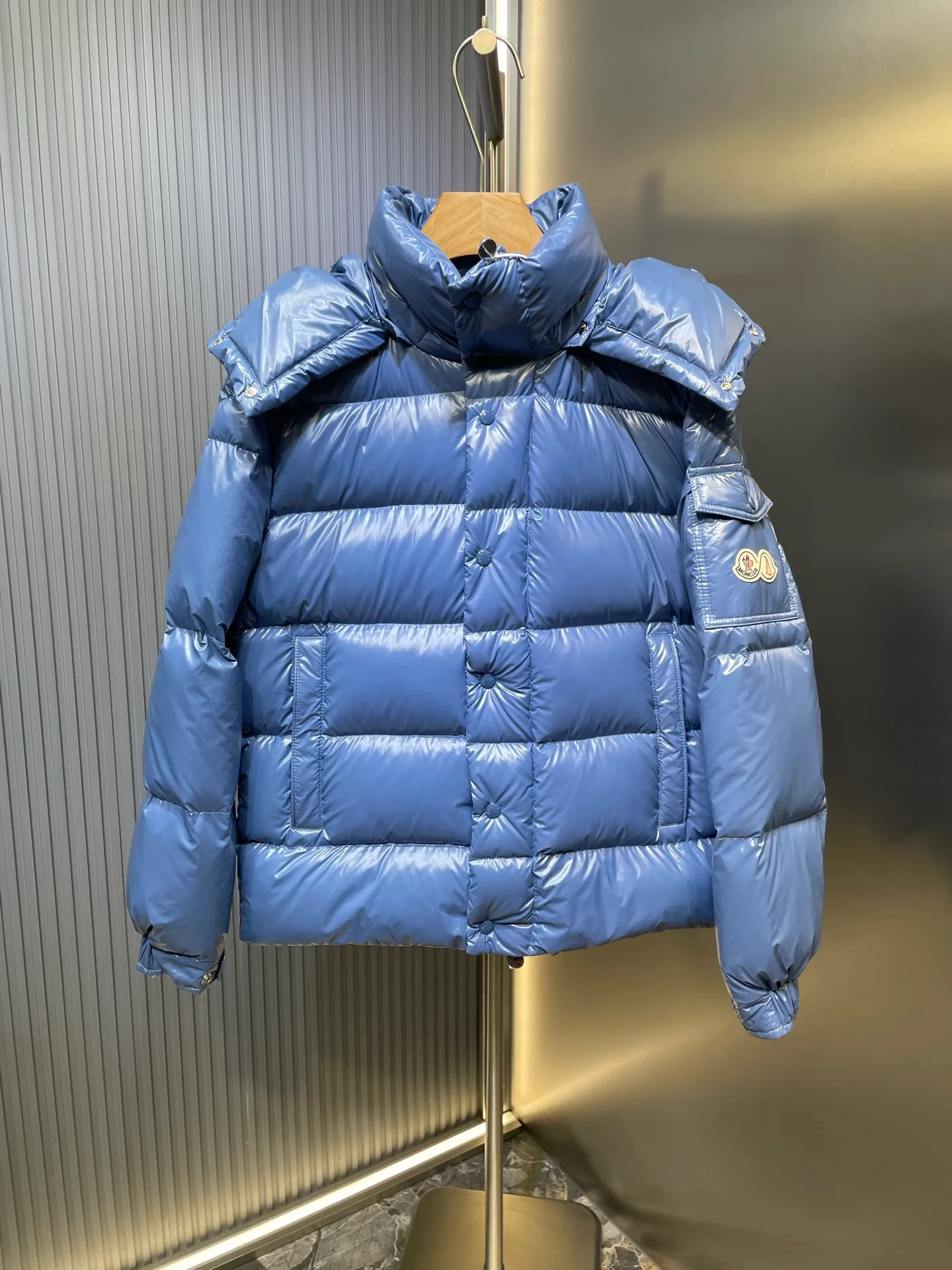 P1080 moncler special 🌟Highest quality Moncler Maya 70 winter short style. Goose down filled version. Moncler down is specially designed to celebrate the brand's 70th anniversary and is made of metallic nylon. Adhering to tradition and embracing innovation, Moncler Maya 70 combines the real world with the digital realm. This icon is interpreted in metallic colors and is available in limited edition Size: 1-5 Couple size