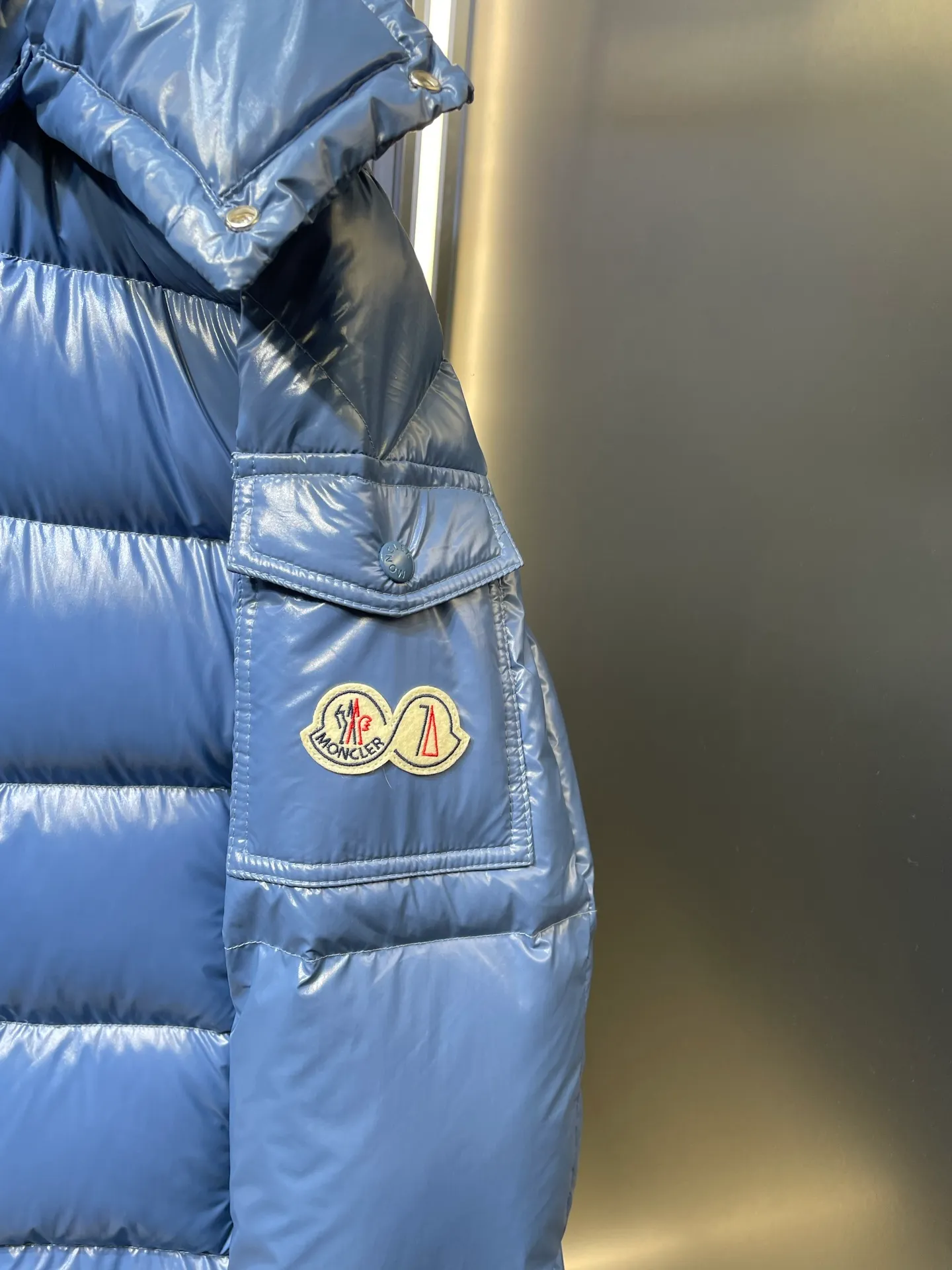 P1080 moncler special 🌟Highest quality Moncler Maya 70 winter short style. Goose down filled version. Moncler down is specially designed to celebrate the brand's 70th anniversary and is made of metallic nylon. Adhering to tradition and embracing innovation, Moncler Maya 70 combines the real world with the digital realm. This icon is interpreted in metallic colors and is available in limited edition Size: 1-5 Couple size