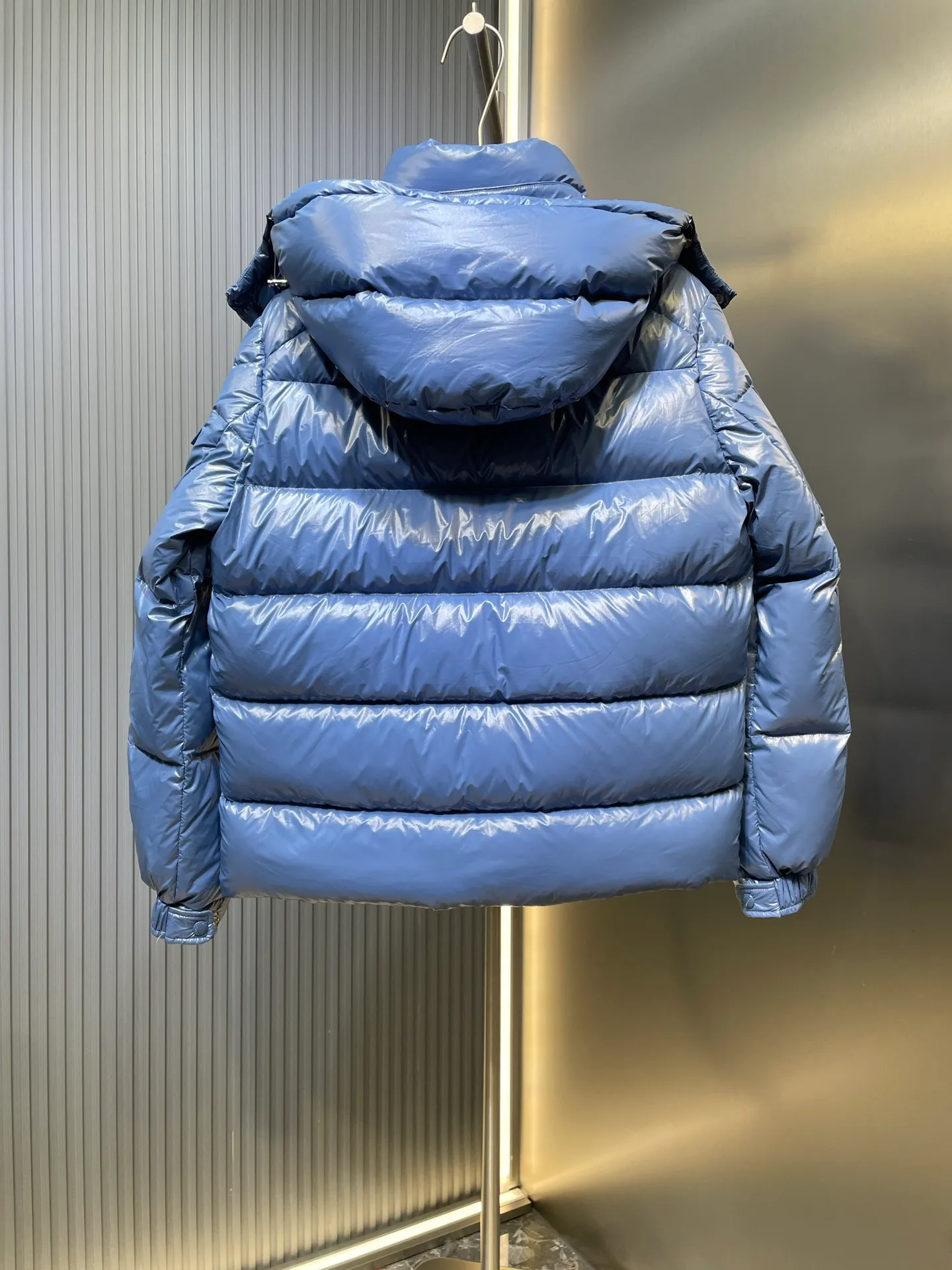 P1080 moncler special 🌟Highest quality Moncler Maya 70 winter short style. Goose down filled version. Moncler down is specially designed to celebrate the brand's 70th anniversary and is made of metallic nylon. Adhering to tradition and embracing innovation, Moncler Maya 70 combines the real world with the digital realm. This icon is interpreted in metallic colors and is available in limited edition Size: 1-5 Couple size
