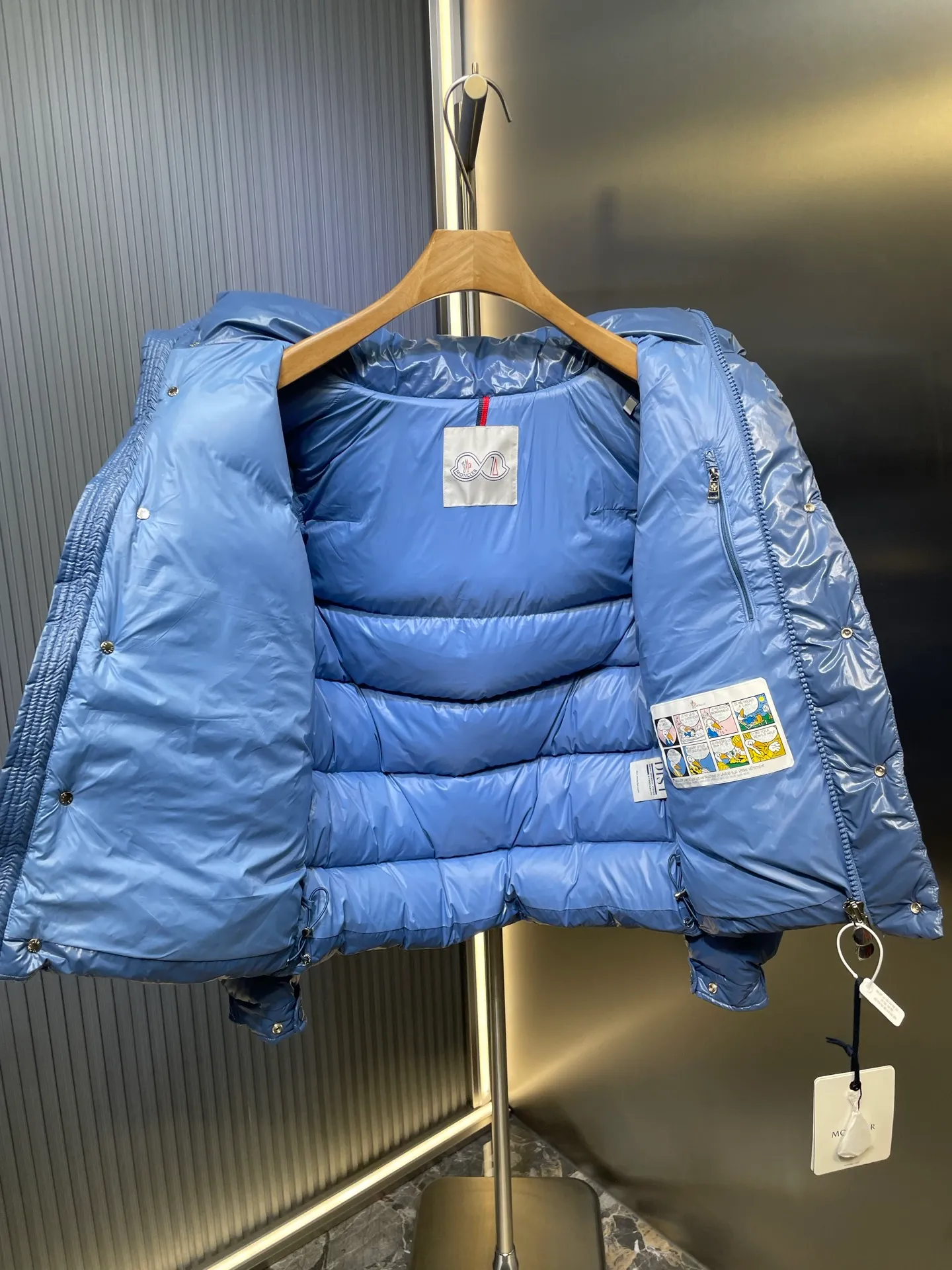 P1080 moncler special 🌟Highest quality Moncler Maya 70 winter short style. Goose down filled version. Moncler down is specially designed to celebrate the brand's 70th anniversary and is made of metallic nylon. Adhering to tradition and embracing innovation, Moncler Maya 70 combines the real world with the digital realm. This icon is interpreted in metallic colors and is available in limited edition Size: 1-5 Couple size