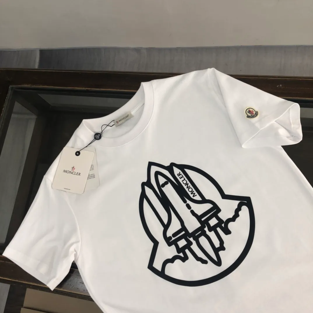 P150 Moncler new men's round neck short-sleeved T-shirt counter 25 spring and summer new products, high quality 🔥🔥Fashionable and versatile, customized imported fabrics, comfortable to wear, breathable, fashionable without losing personality, the upper body is casual and casual, handsome and stylish, showing the temperament of a big brand. Complete with three standards Color: Black White Size: S-XL (loose fit)