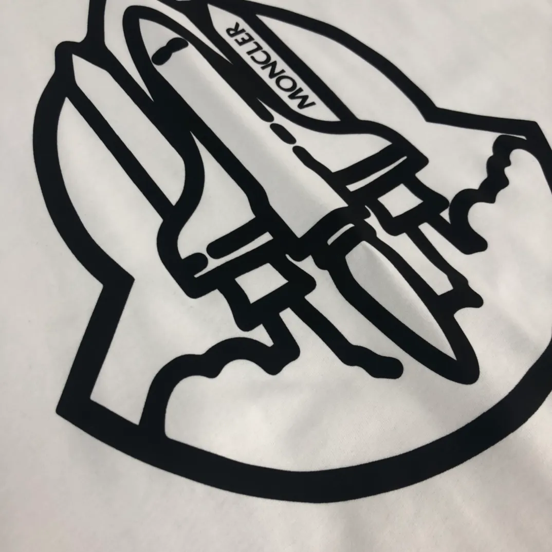 P150 Moncler new men's round neck short-sleeved T-shirt counter 25 spring and summer new products, high quality 🔥🔥Fashionable and versatile, customized imported fabrics, comfortable to wear, breathable, fashionable without losing personality, the upper body is casual and casual, handsome and stylish, showing the temperament of a big brand. Complete with three standards Color: Black White Size: S-XL (loose fit)