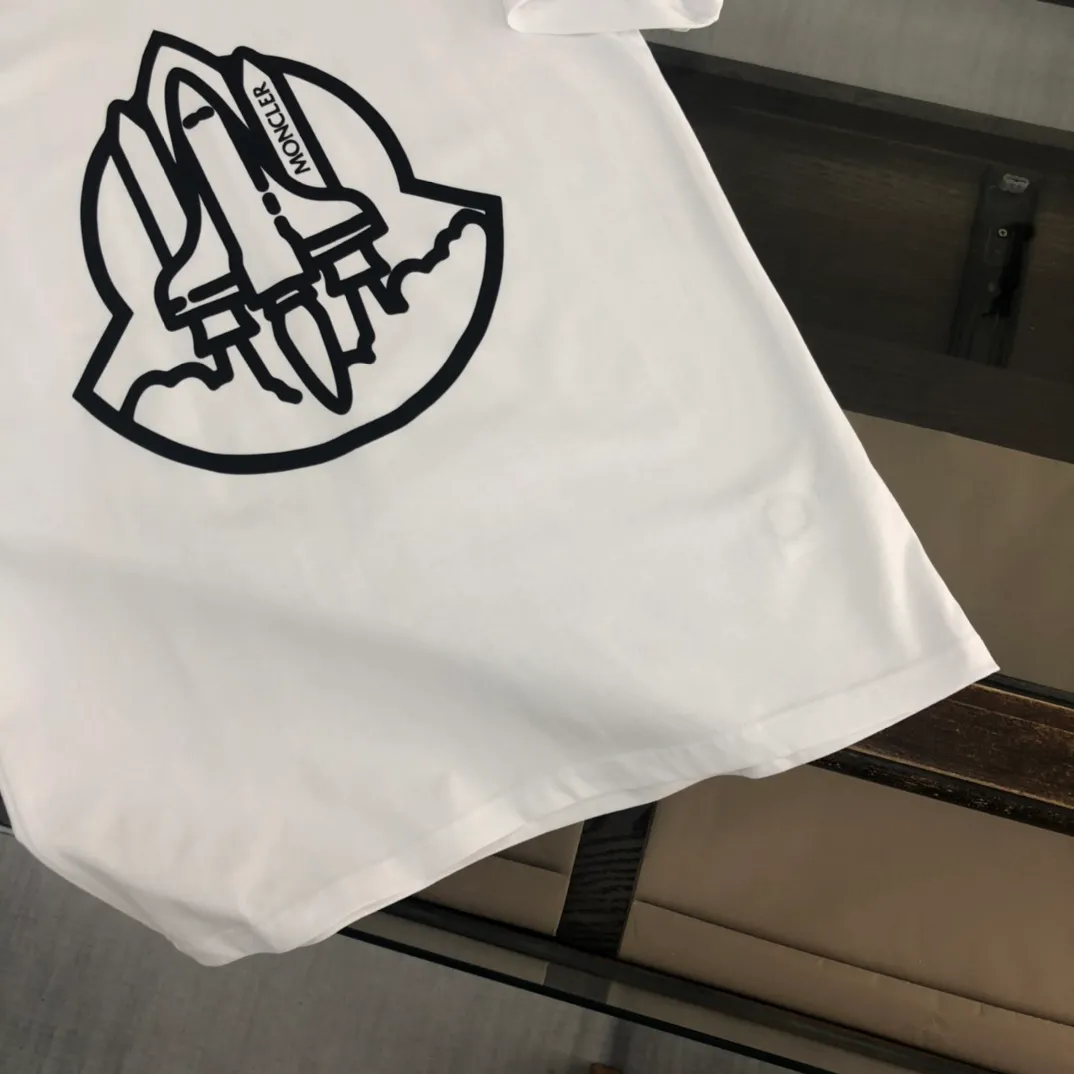 P150 Moncler new men's round neck short-sleeved T-shirt counter 25 spring and summer new products, high quality 🔥🔥Fashionable and versatile, customized imported fabrics, comfortable to wear, breathable, fashionable without losing personality, the upper body is casual and casual, handsome and stylish, showing the temperament of a big brand. Complete with three standards Color: Black White Size: S-XL (loose fit)