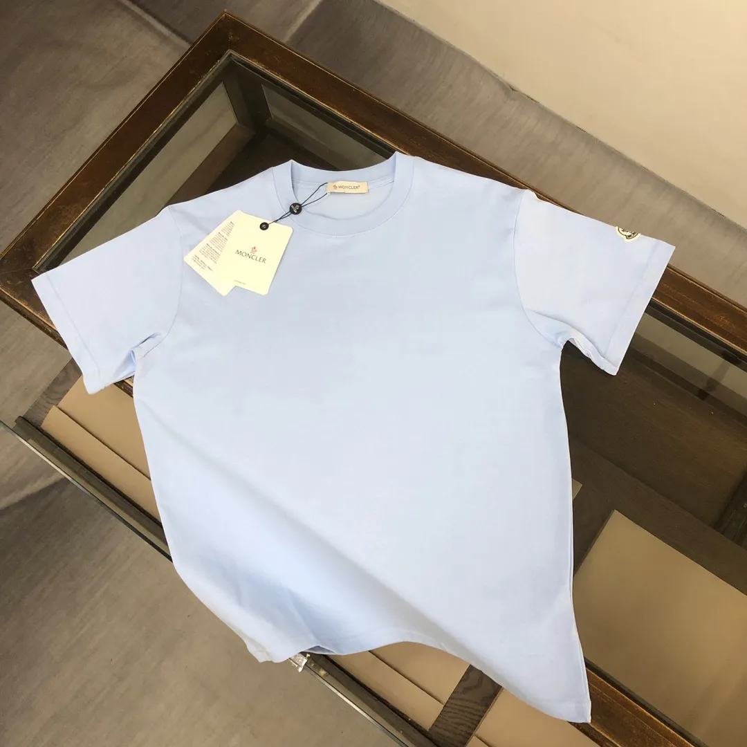 P160 MONCLER 25 The latest short-sleeved T-shirt for couples ~ Simple clean version on the front and distinctive brand print design on the back ~ The fabric upper body is comfortable and breathable, not stiff, slim cut, and made of high-end custom-made pure cotton fabric! The upper body is comfortable and stylish, and it can be worn alone as an inner layer. It is a must-have for fashionistas! ! ! Color: Black White Brown Gray Sky Blue Size: S M L XL (Loose fit! Please state your height and weight when placing an order)