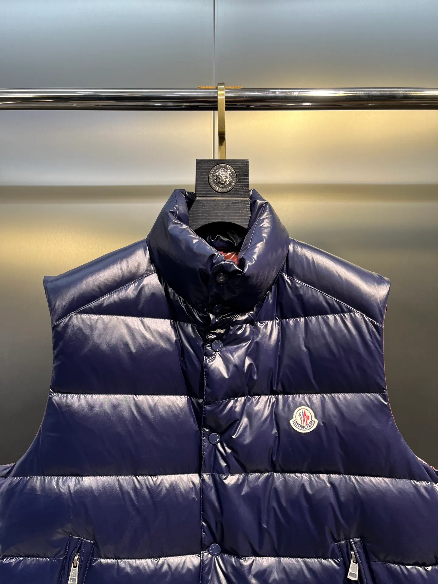 P490 moncler🌟Down vest Original customized hardware accessories are all imported and original customized. Welcome to compare. Absolutely high quality. Made of top-grade 95 white duck down. Super soft. Filled with fluffy and full feathers. Super heavy-duty. Fabric workmanship and perfect pattern. Note that the fabric is super comfortable. Exclusive model. Non-market product. Same style for men and women. Size: 123456