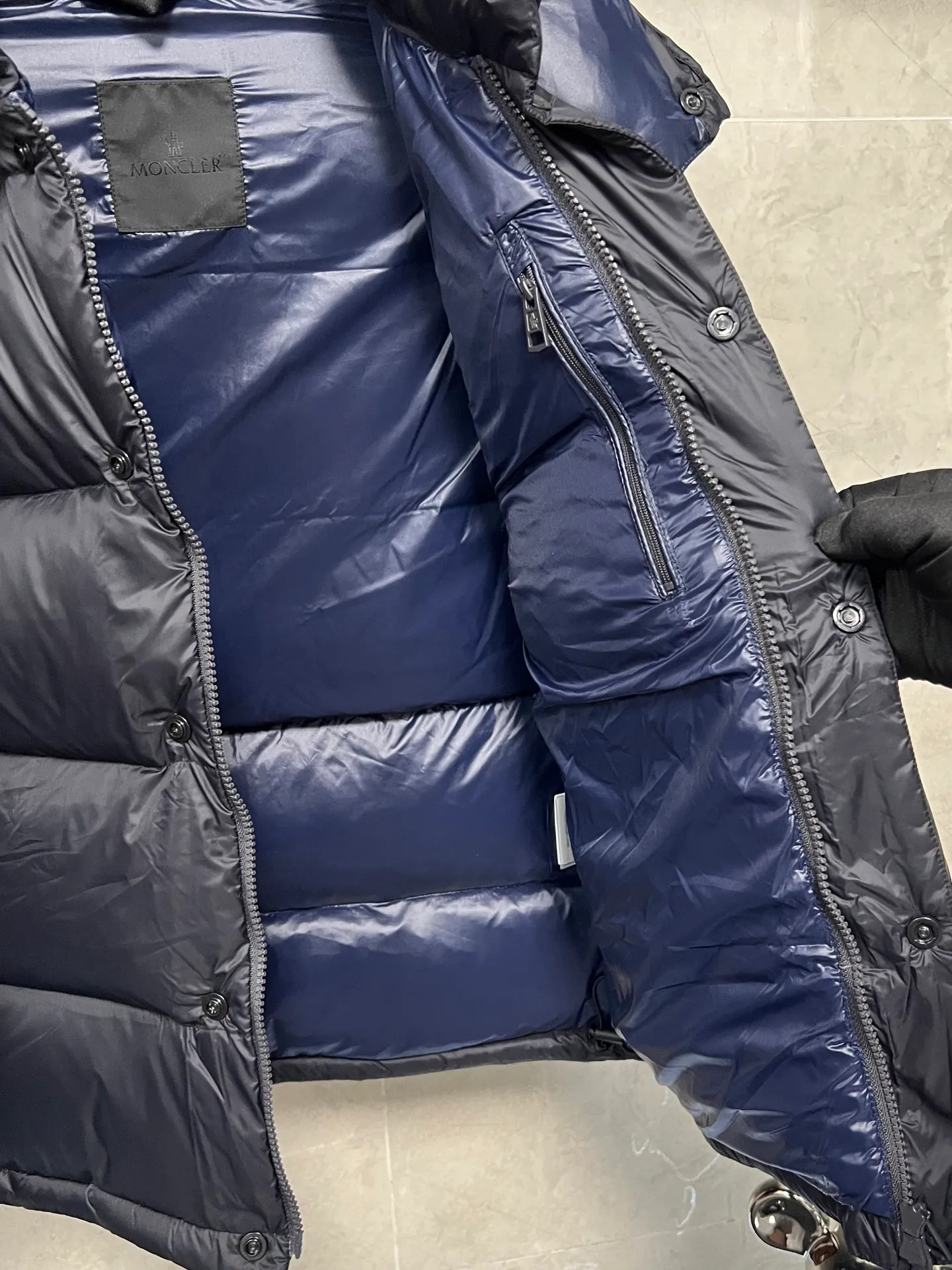 P920 Moncler Mouth Cyclone 2-in-1 Mouth Mouth New Autumn and Winter Down Jacket Stand-up collar, hooded and detachable sleeve design, one garment can be worn in a variety of styles, suitable for various looks; Made of custom-made windproof and rain-proof fabric, anti-wrinkle, anti-static and quick-drying, soft and skin-friendly, and extremely comfortable for the upper body; Stand-up collar and hooded design, combining business and leisure A down jacket; filled with 90% goose down, warm, fluffy and soft; made in brand factories, with impeccable quality and details; decorated with the brand logo on the chest, highly recognizable; a down jacket suitable for various occasions, with unparalleled warmth Size: 12345