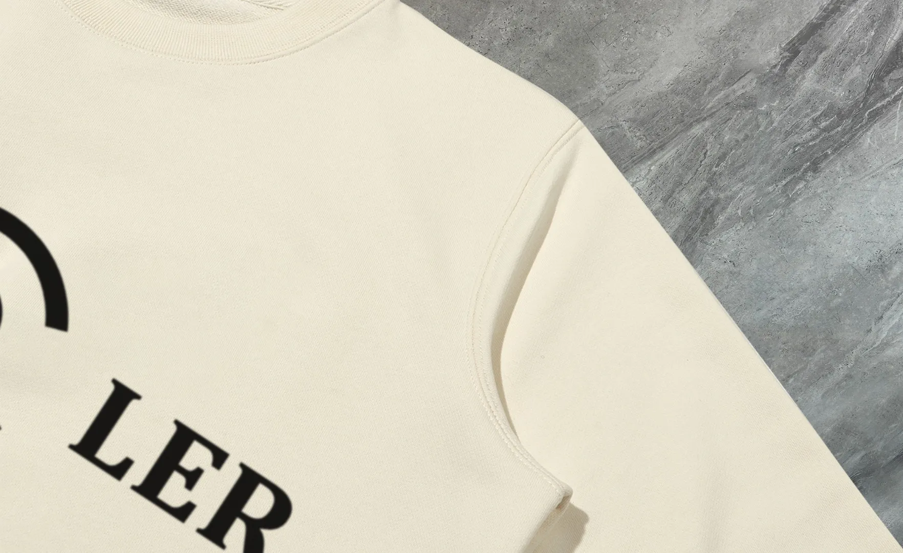 P210 High-version sweatshirt) [Long-term stock] 〖𝐌𝐎𝐍𝐂𝐋𝐄𝐑~Mask〗 Made of 440g heavy-weight fabric. It is different from the market currency. It can be matched with any variety and is properly handsome. 😎The whole dress is made of double waistcoats. The double waistcoats make the whole dress more three-dimensional. Not ordinary factories can do such fine work. 2025 Spring runway version of the T stage, on sale at the counter, round neck terry sweatshirt, high-end double-strand pure cotton, custom-made stretch ribs, dyed in the same vat, complete with three standards, matched with exquisite embroidered LOGO on the chest, simple and advanced, same style for men and women. Color: black, apricot, white, size: S M L XL 2XL